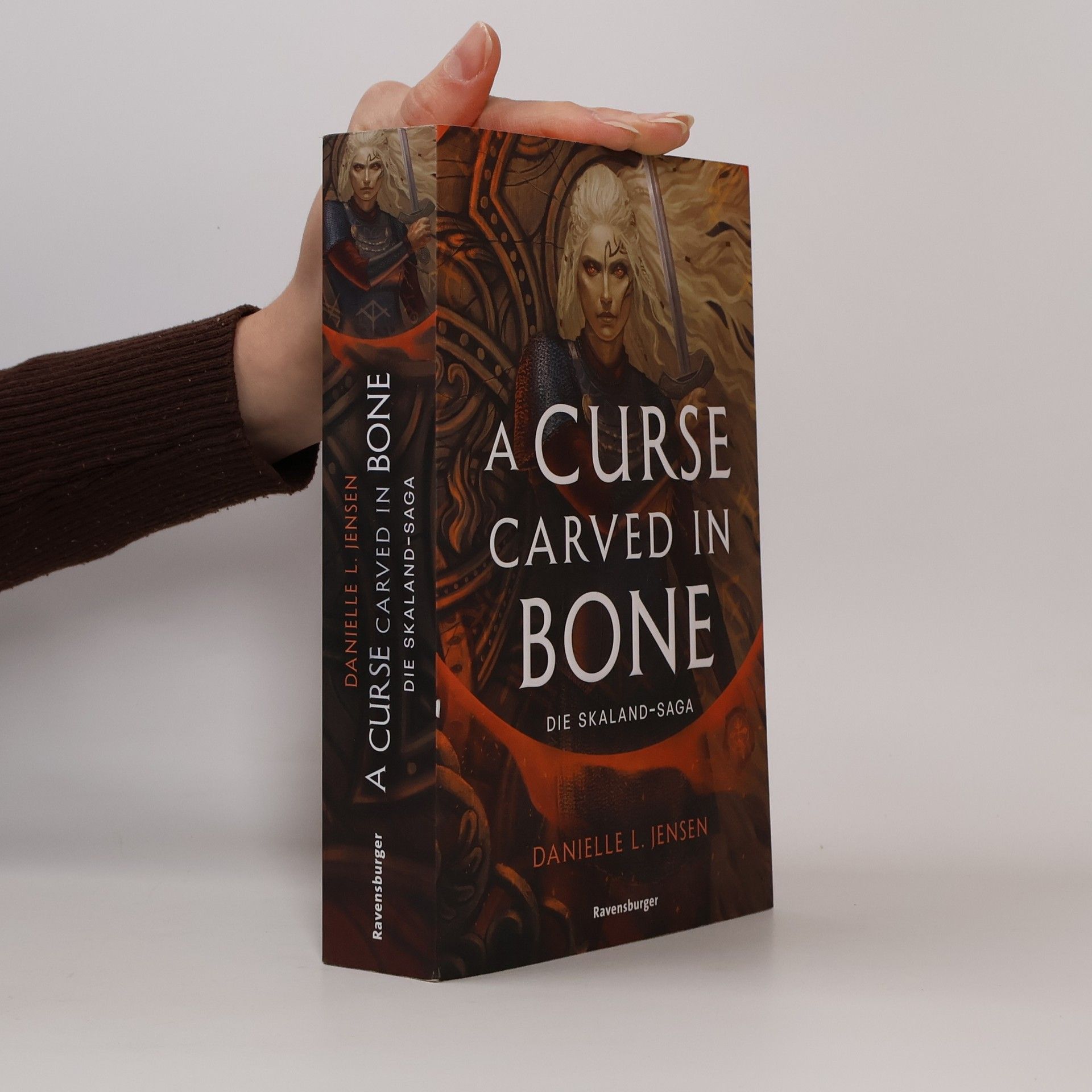 Andreas Decker Die Skaland-Saga - 2: A Curse Carved in Bone - Limitierte Auflage mit Farbschnitt