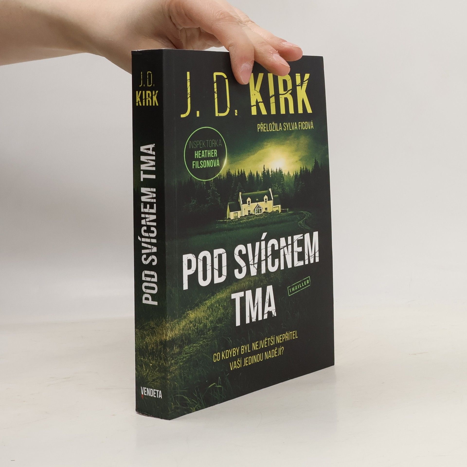 Barry Hutchison Pod svícnem tma