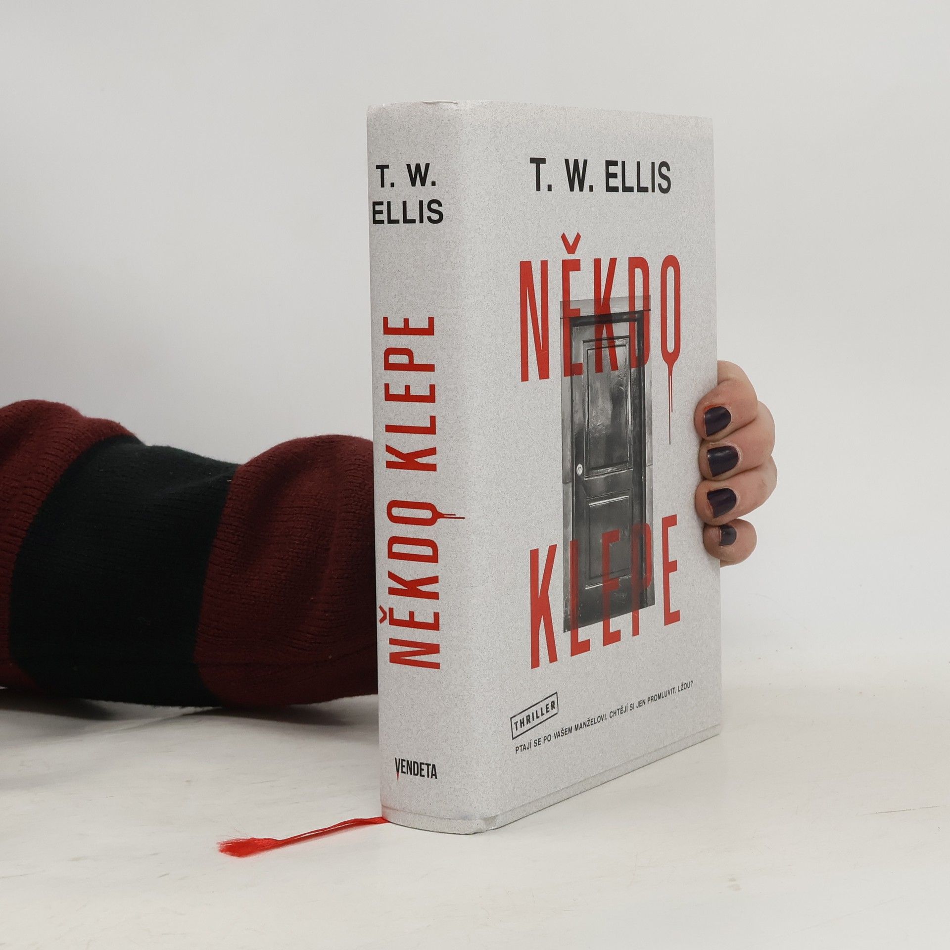 Tom Wood Někdo klepe