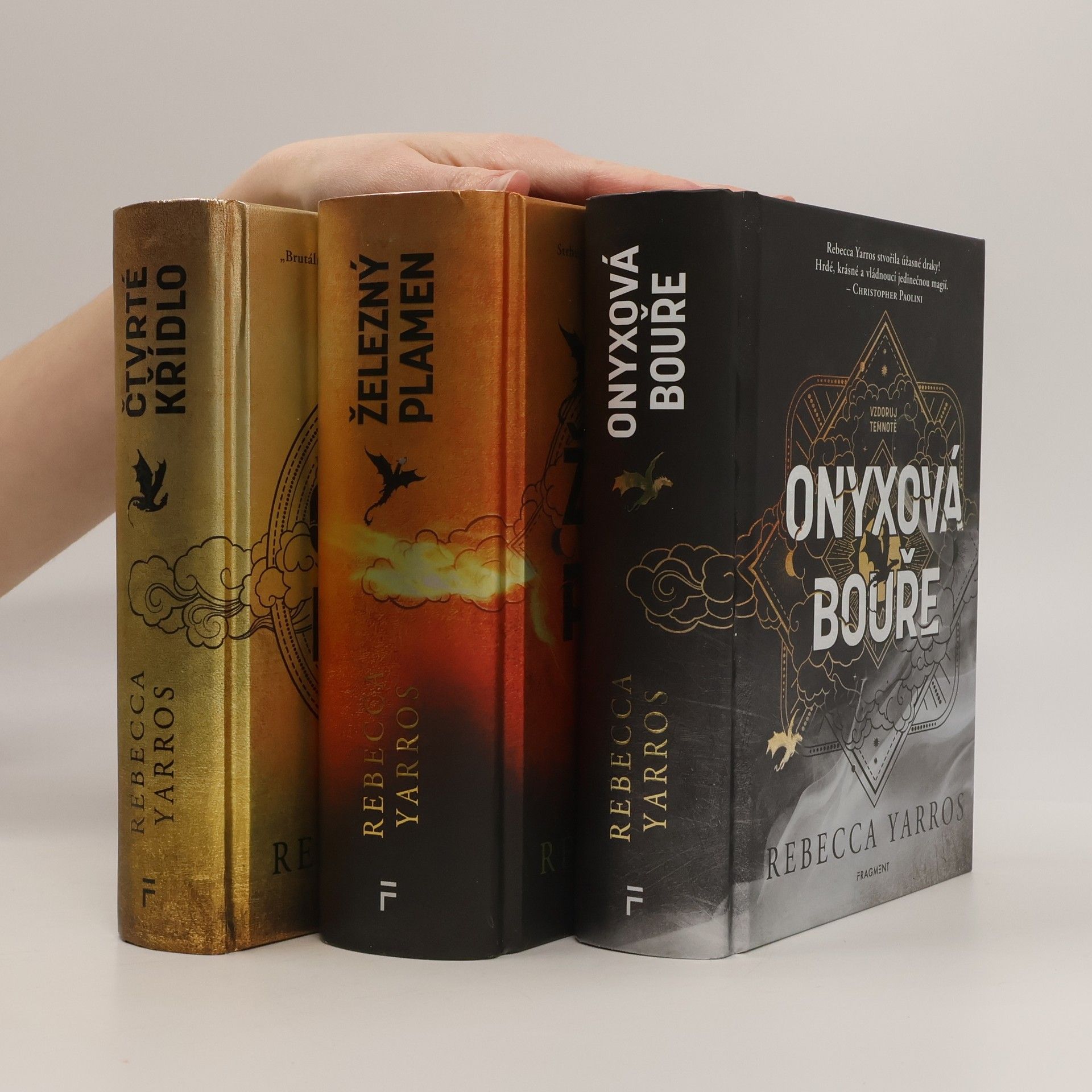 Rebecca Yarros Čtvrté křídlo. Železný plamen. Onyxová bouře