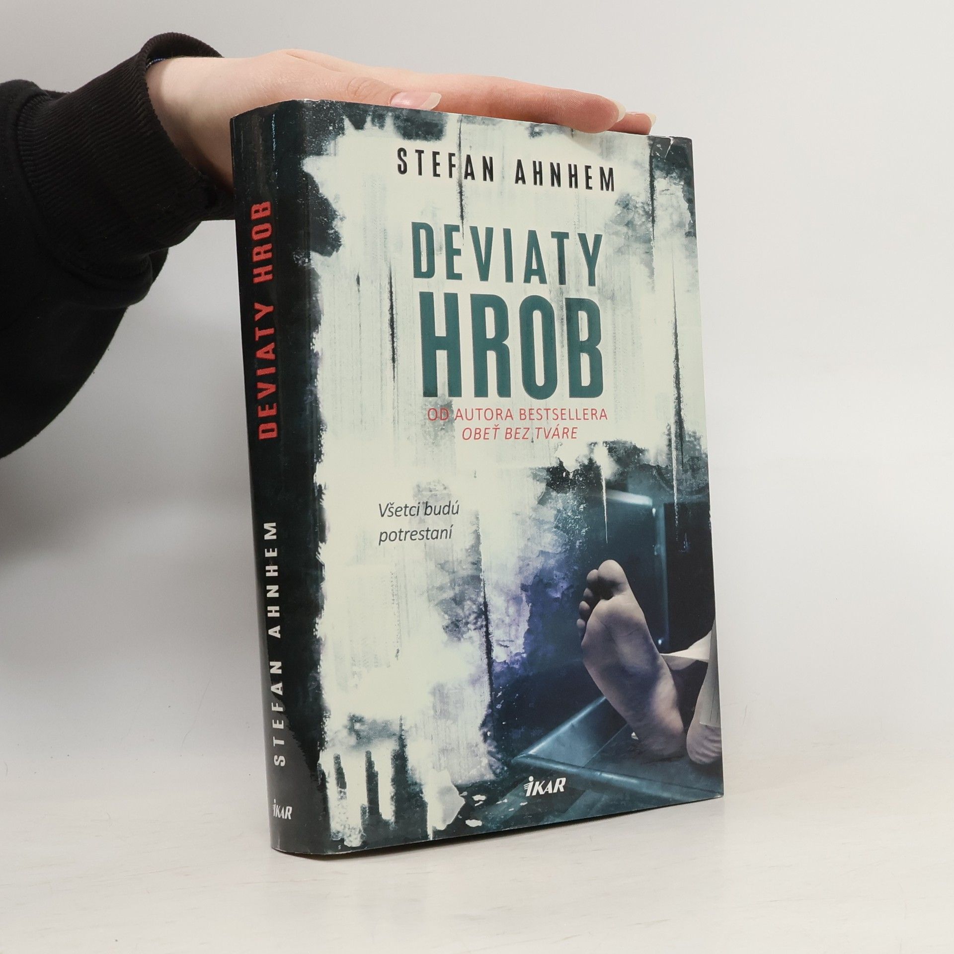 Stefan Ahnhem Deviaty hrob