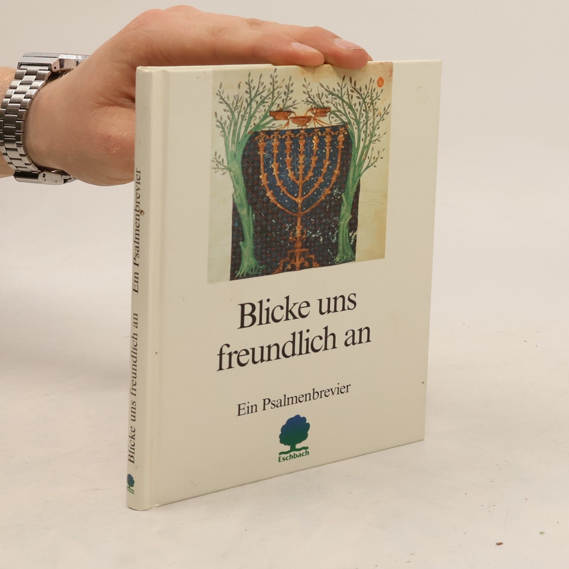 Blicke uns freundlich an