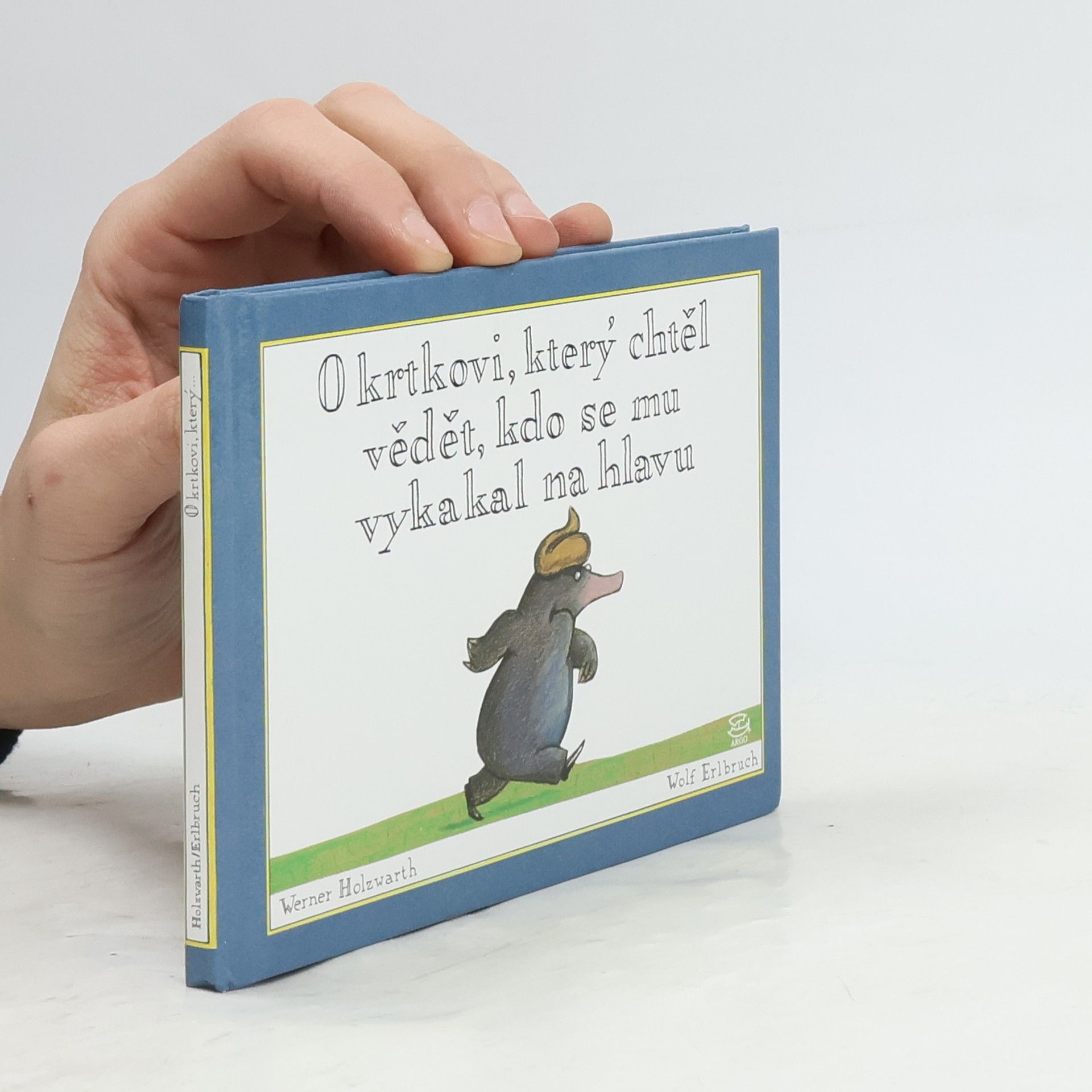 Werner Holzwarth O krtkovi, který chtěl vědět, kdo se mu vykakal na hlavu