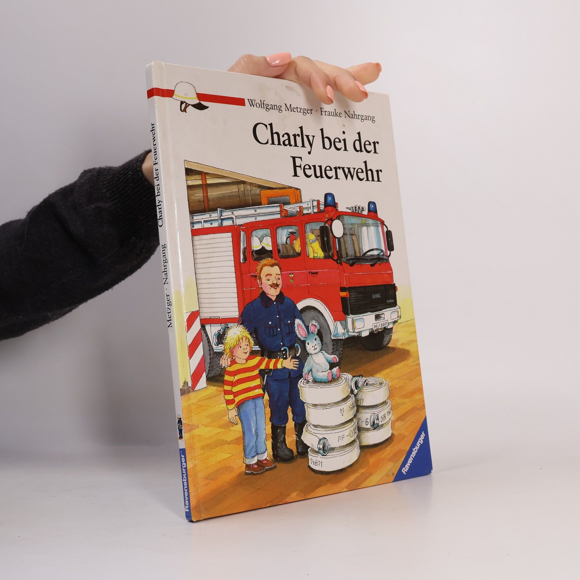 Frauke Nahrgang Charly bei der Feuerwehr