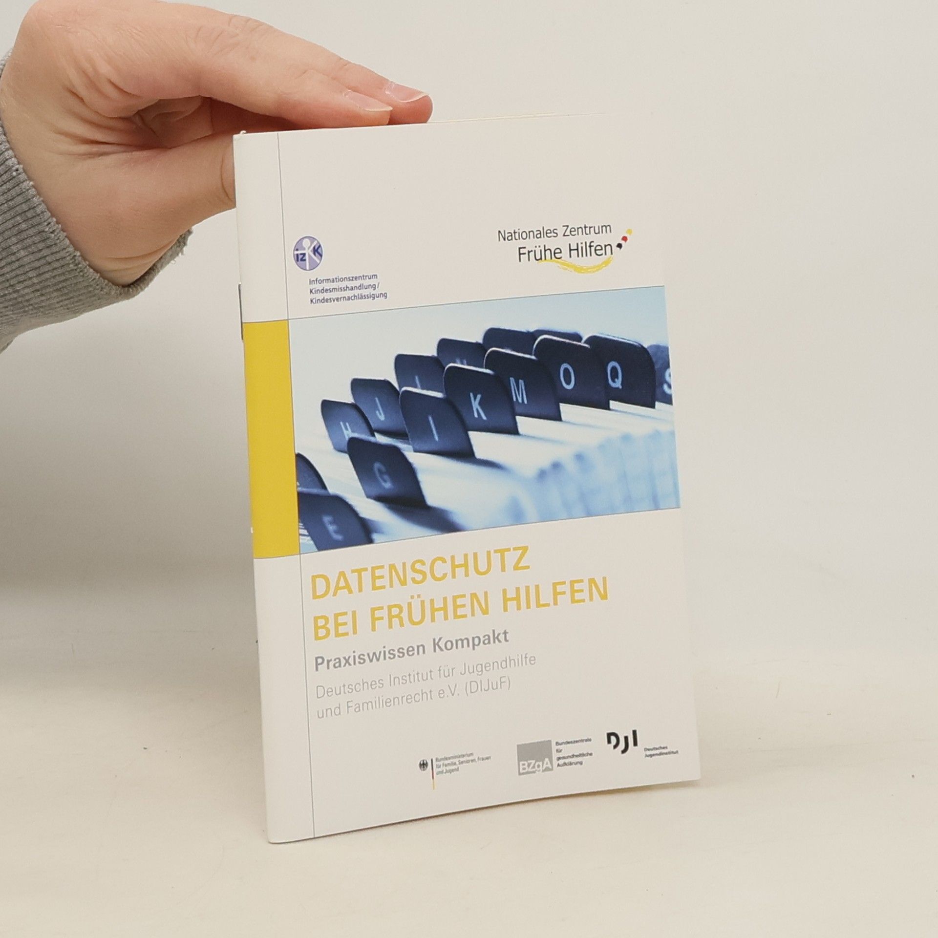 Deutsches Institut für Jugendhilfe und Familienrecht e.V. (DIJUF) Datenschutz bei Frühen Hilfen