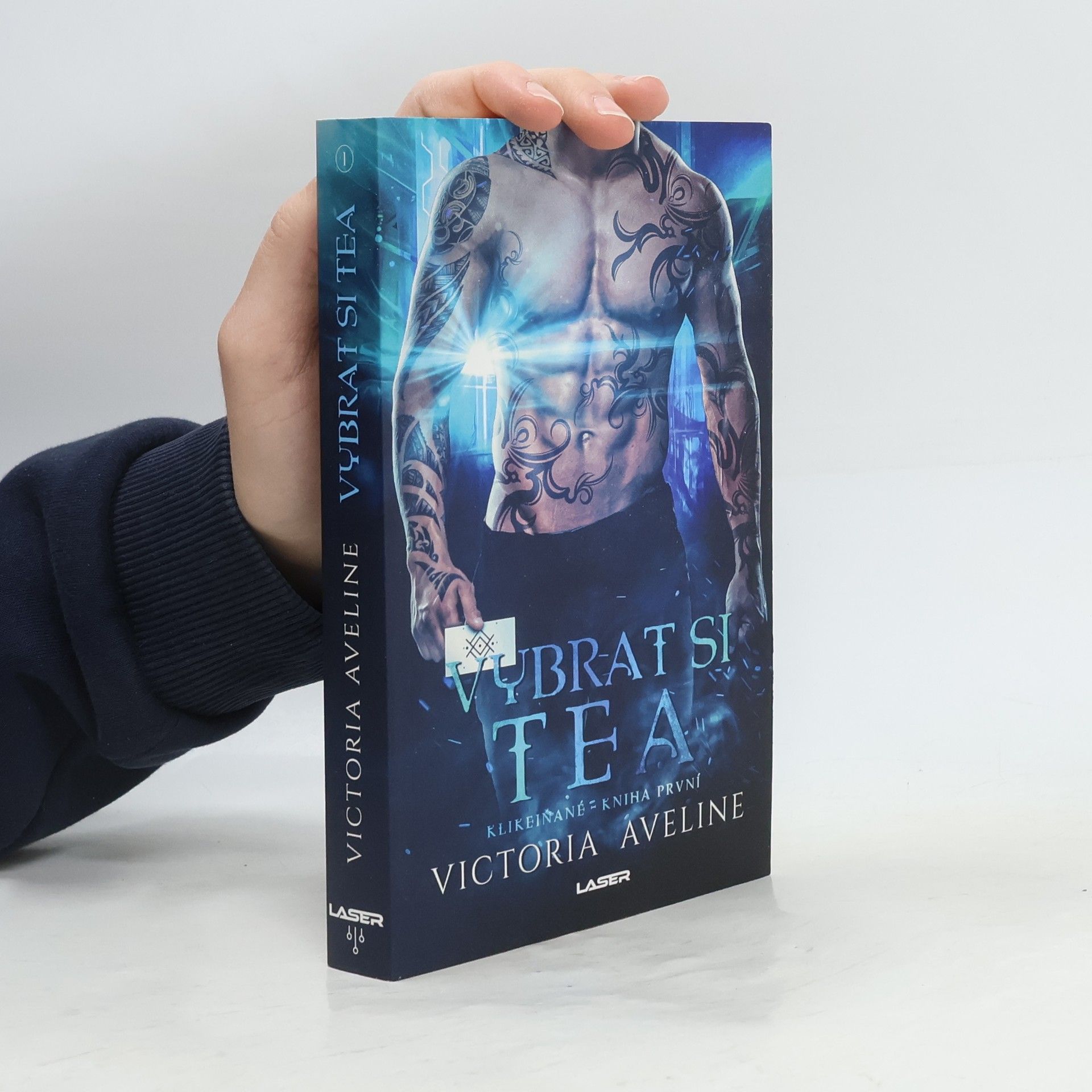 Victoria Aveline Vybrat si Thea