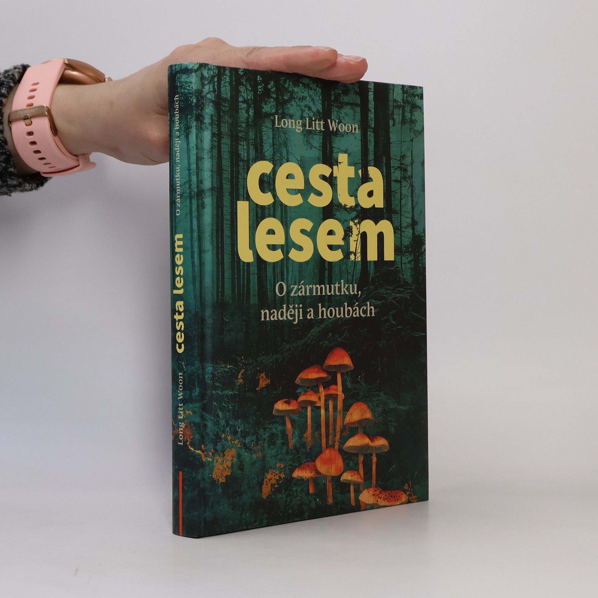 Litt Woon Long Cesta lesem. O zármutku, naději a houbách