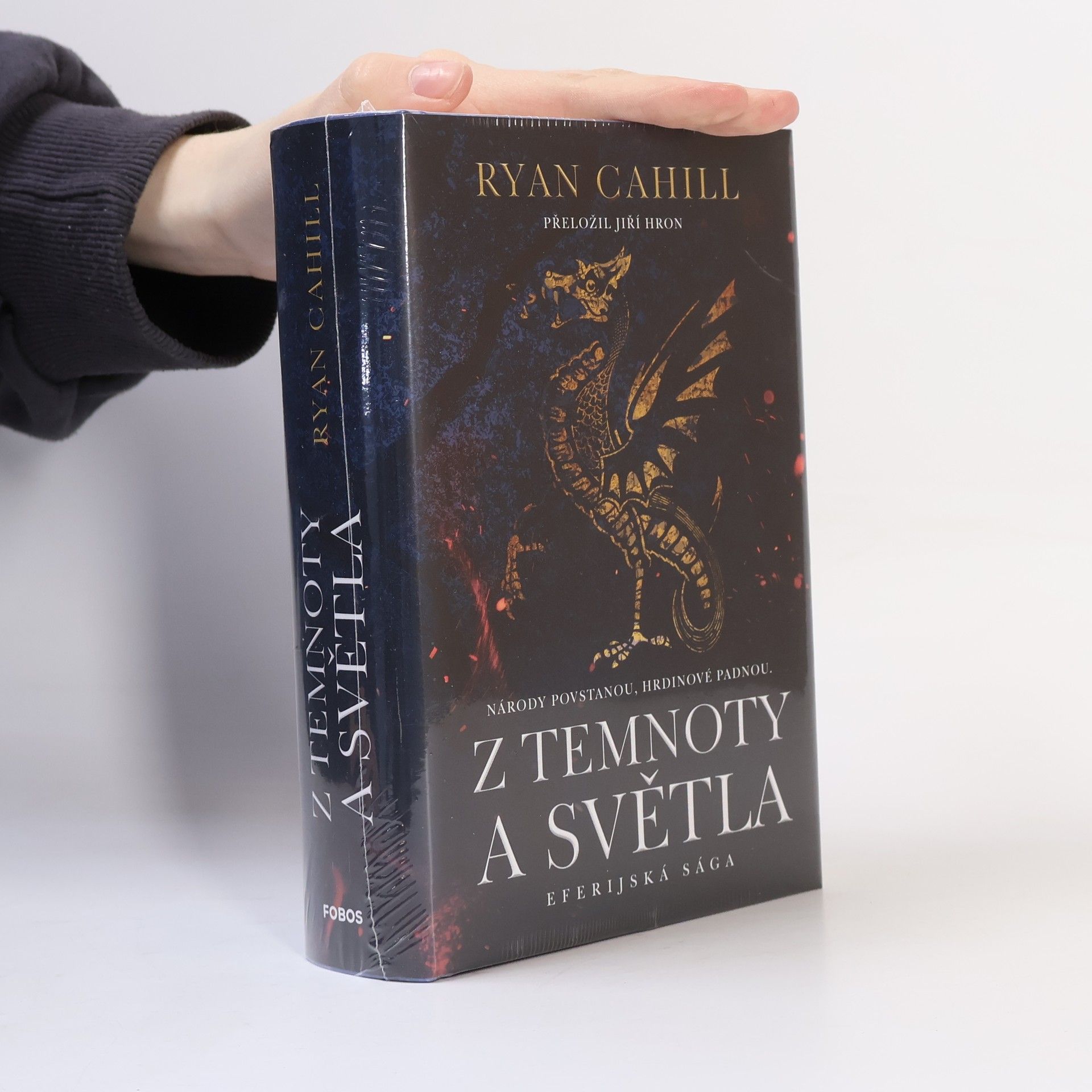 Ryan Cahill Eferijská sága. Svazek druhý, Z temnoty a světla