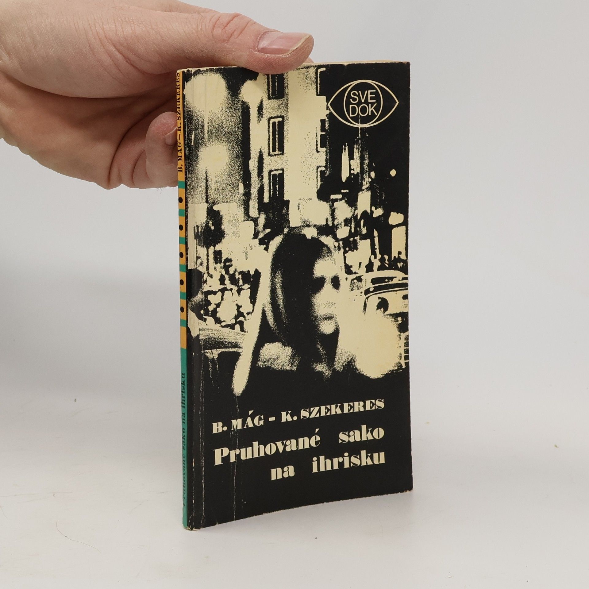 Károly Szekeres Pruhované sako na ihrisku