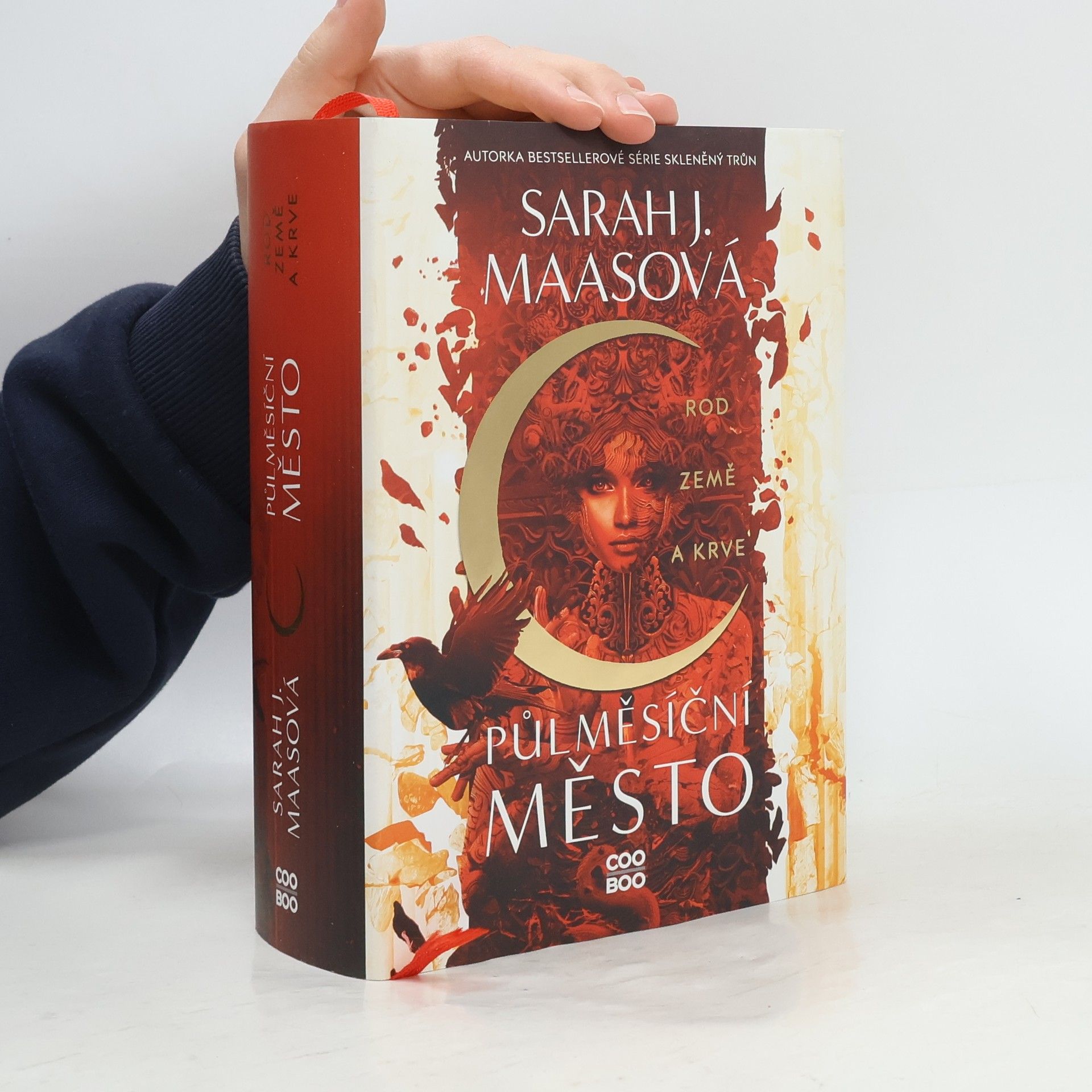 Sarah J. Maas Půlměsíční město. Rod země a krve