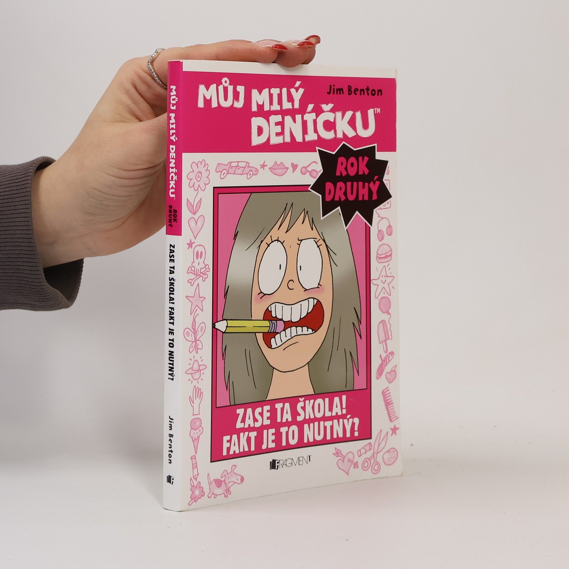 Jim Benton Můj milý deníčku: Příběhy z Mackerelské základní školy: Rok druhý. Zase ta škola! Fakt je to nutný?