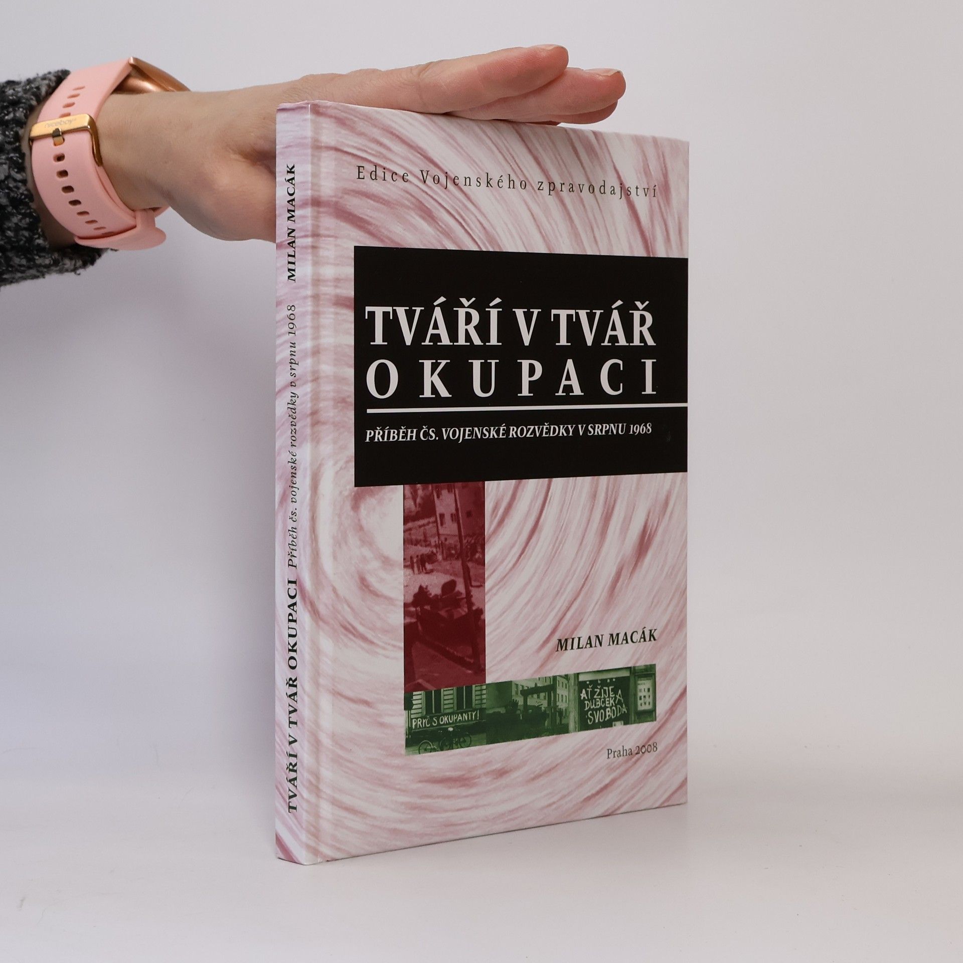 Milan Macák Tváří v tvář okupaci - příběh čs. vojenské rozvědky v srpnu 1968
