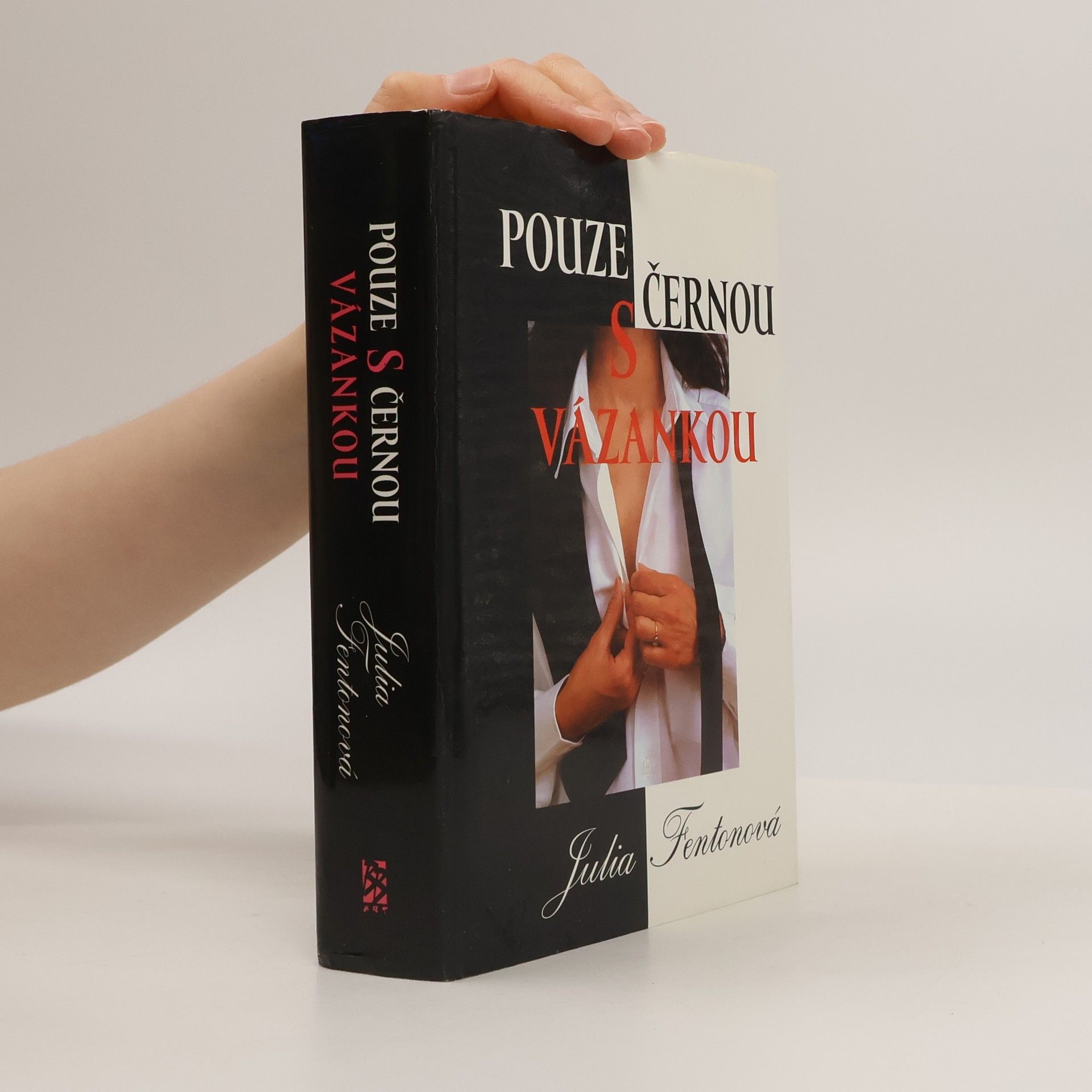 Julia Fenton Pouze s černou vázankou