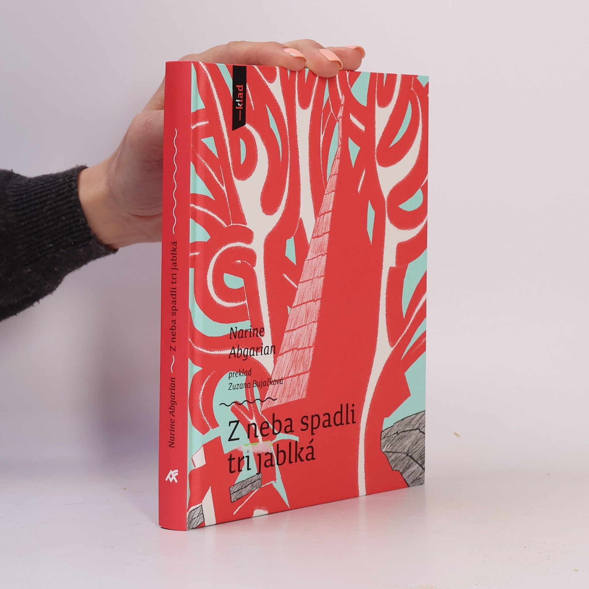 Narinè Abgarjan Z neba spadli tri jablká