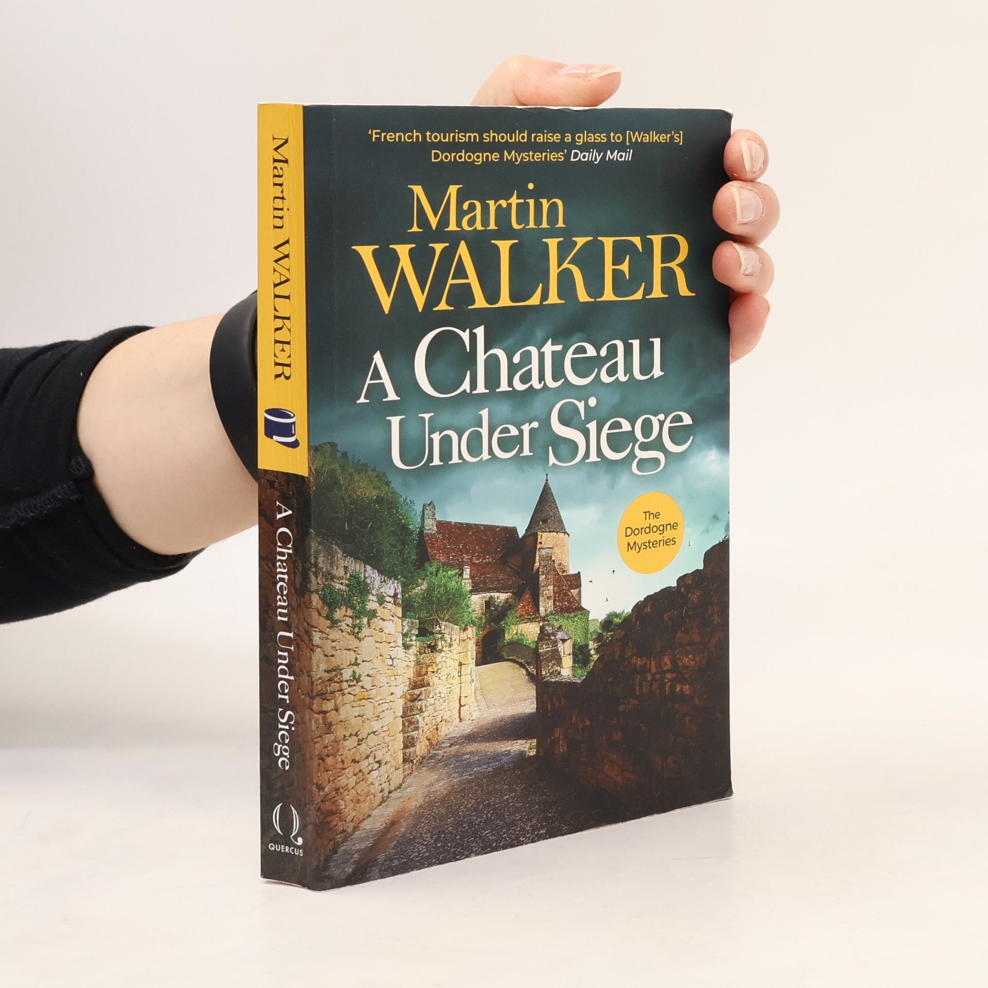 Martin Walker A Chateau Under Siege: Heartstopping new case for France´s favourite country cop