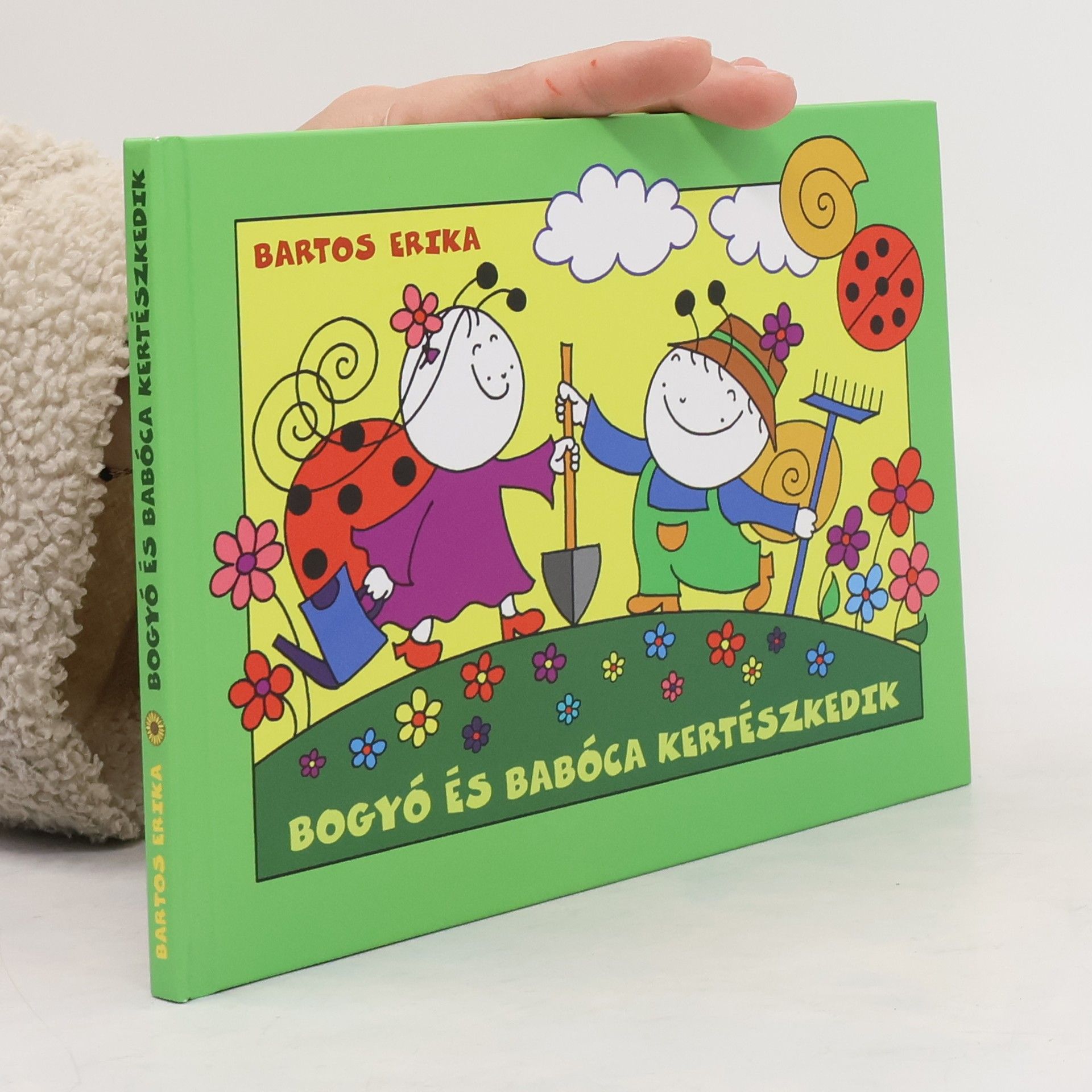 Erika Bartos Bogyó és Babóca kertészkedik