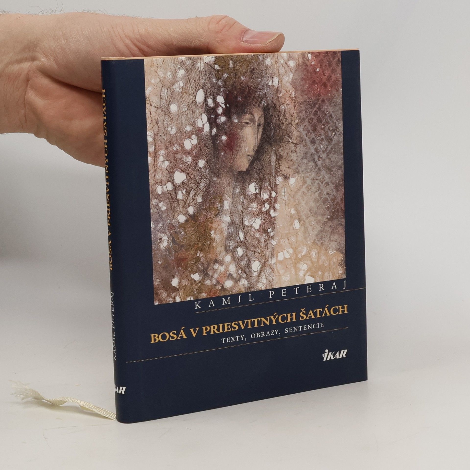 Bosá v priesvitných šatách