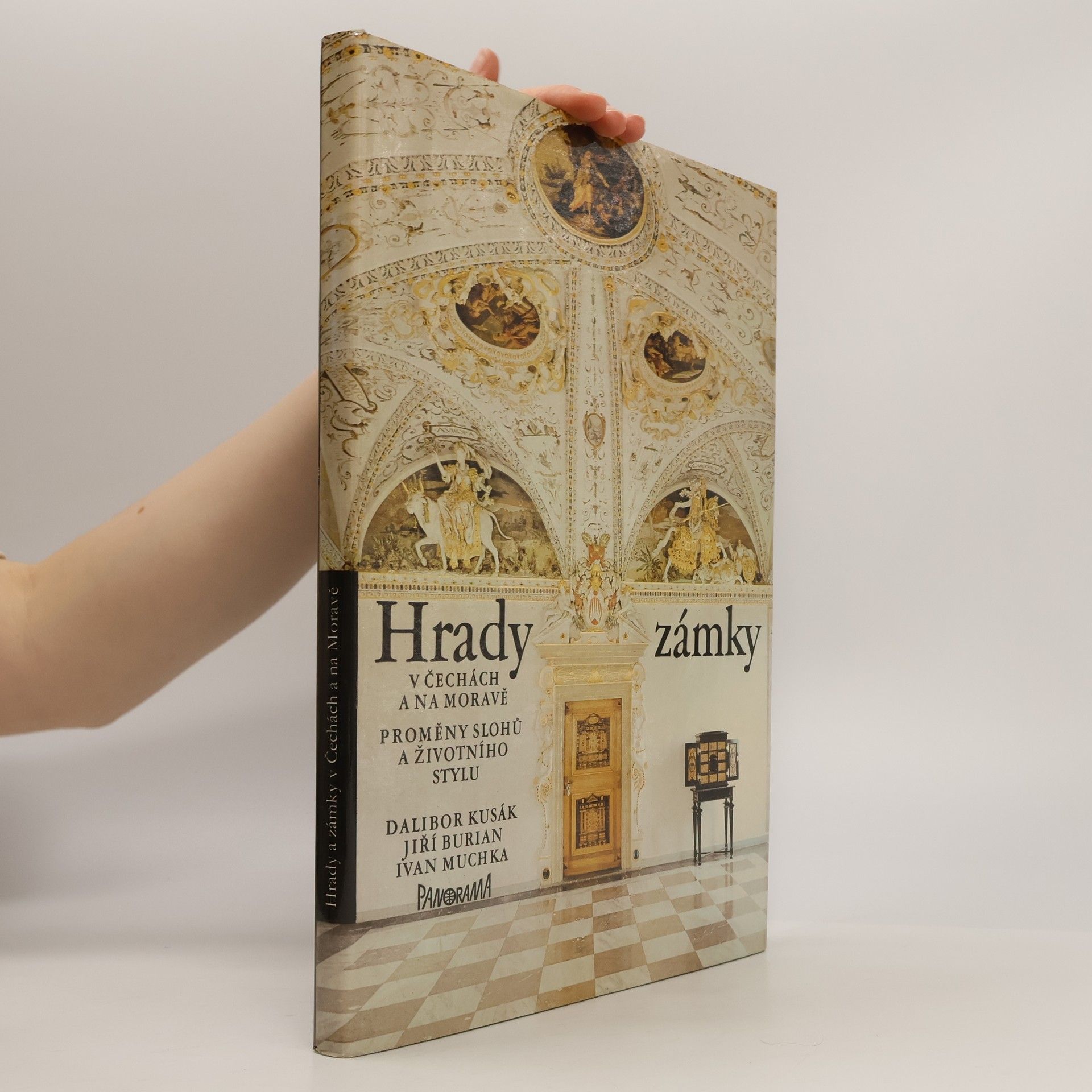 Dalibor Kusák Hrady a zámky v Čechách a na Moravě. Proměny slohů a životního stylu