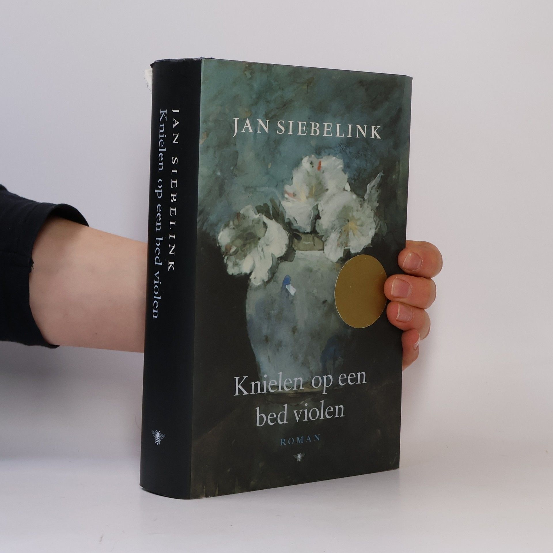 Jan Siebelink Knielen op een bed violen