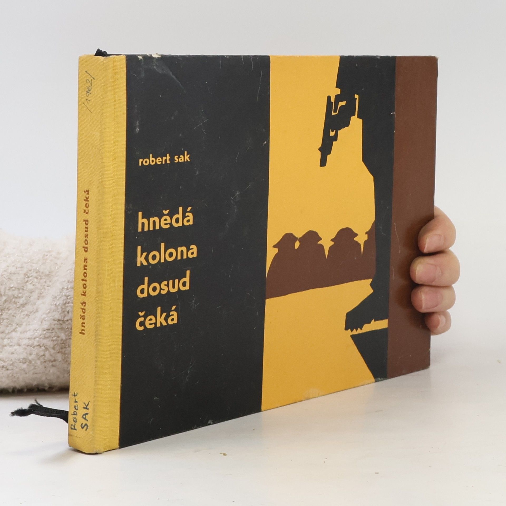 Hnědá kolona dosud čeká