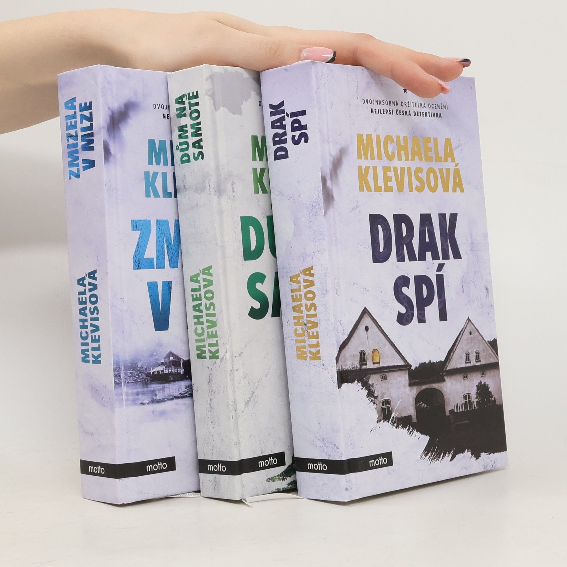 Michaela Klevisová Zmizela v mlze, Sněžný měsíc, Drak spí