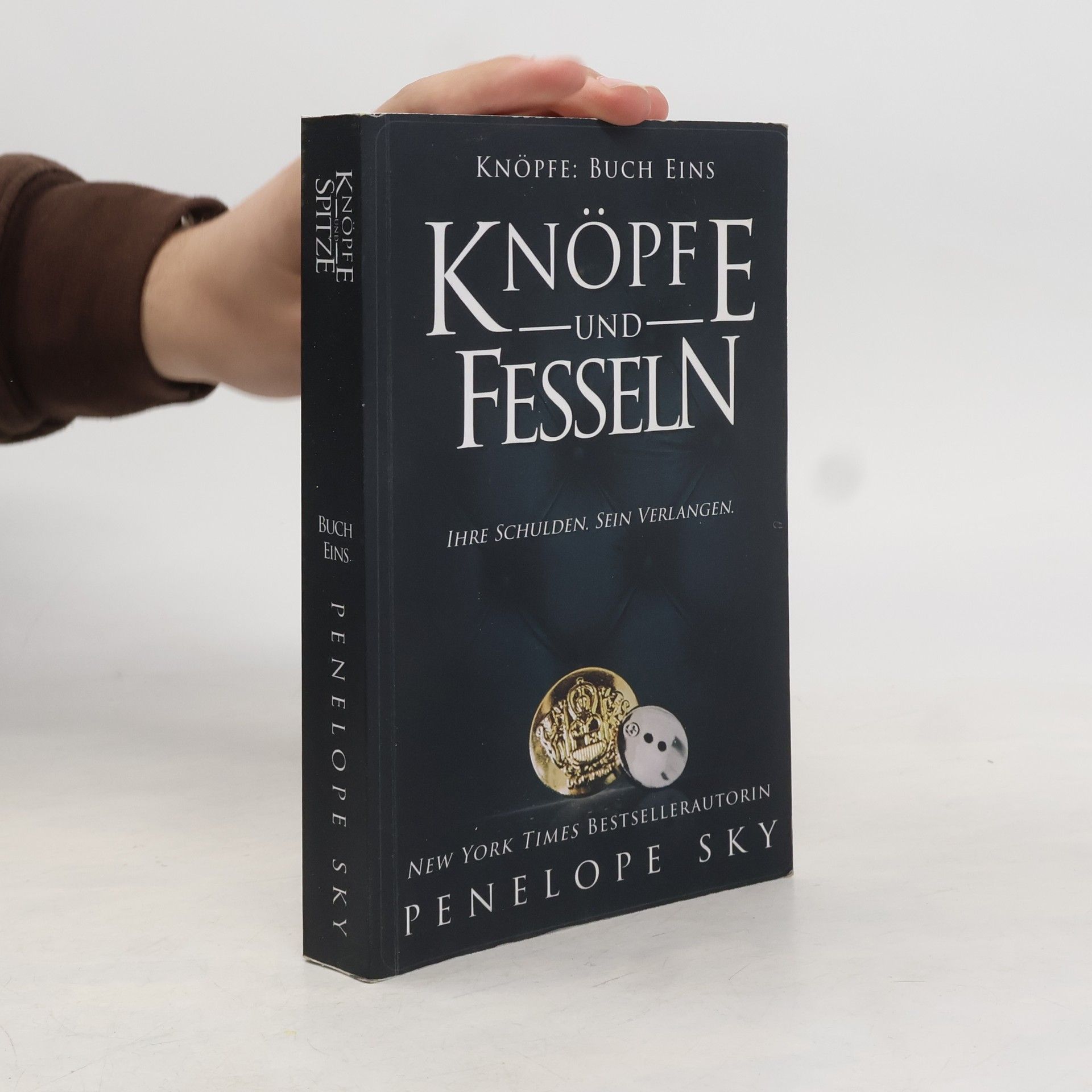 Penelope Sky Knöpfe und Fesseln