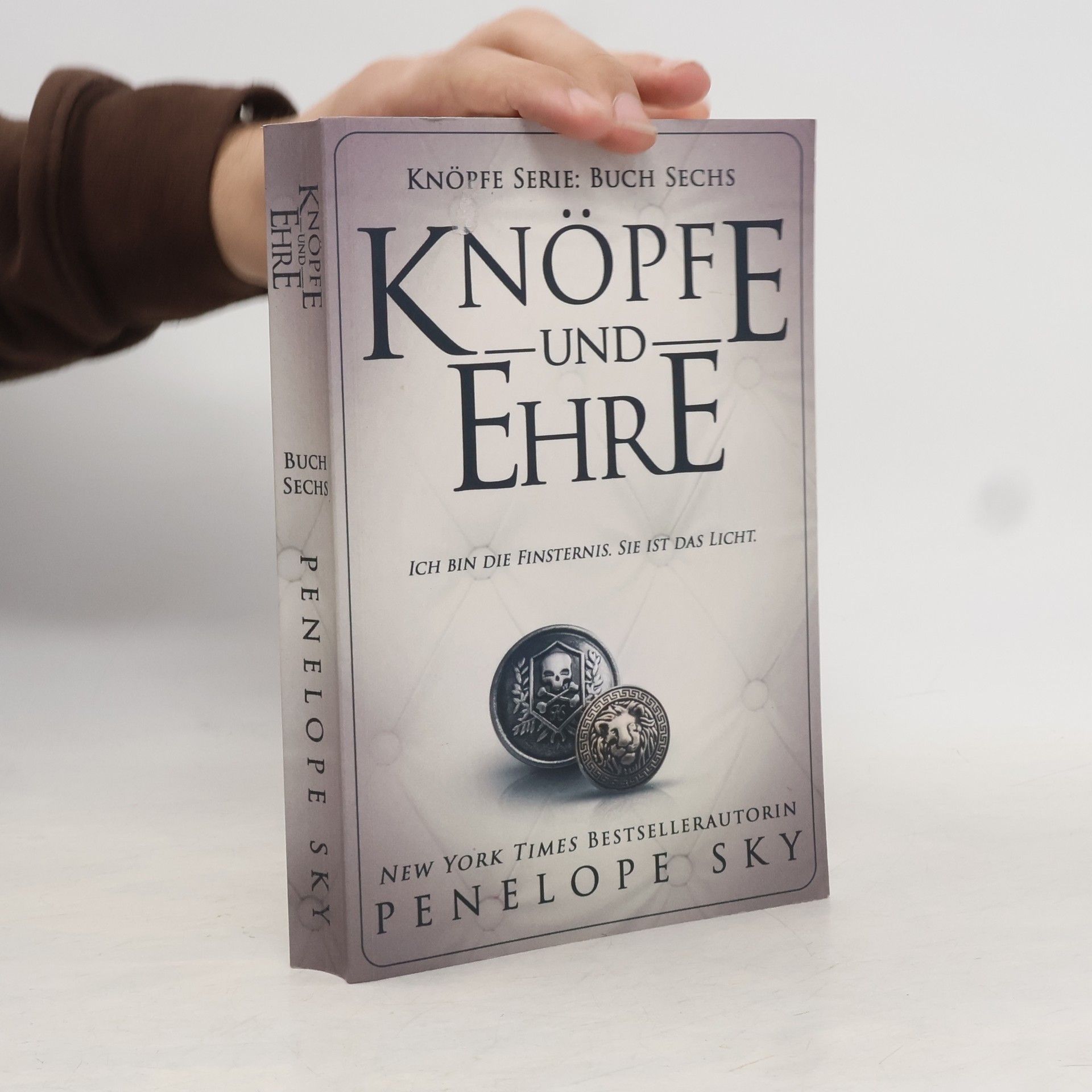 Penelope Sky Knöpfe und Ehre