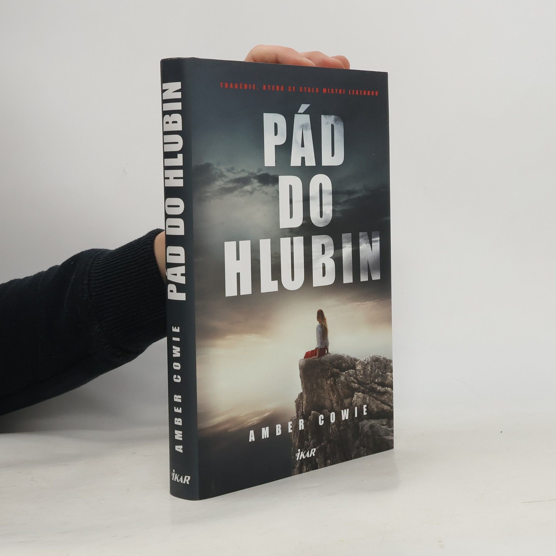 Amber Cowie Pád do hlubin