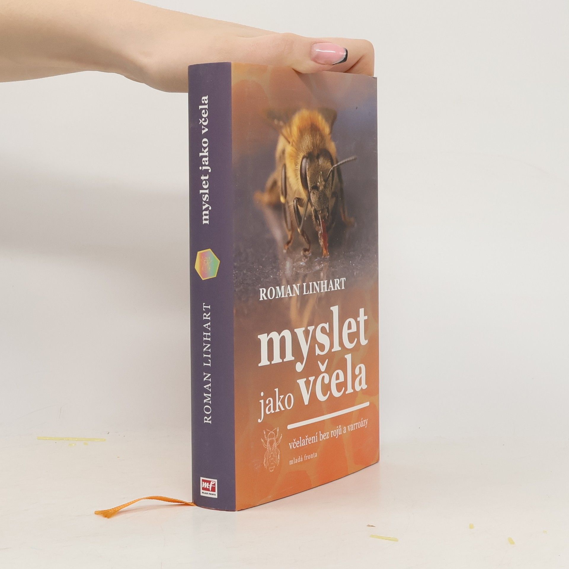 Roman Linhart Myslet jako včela: Včelaření bez rojů a varroázy