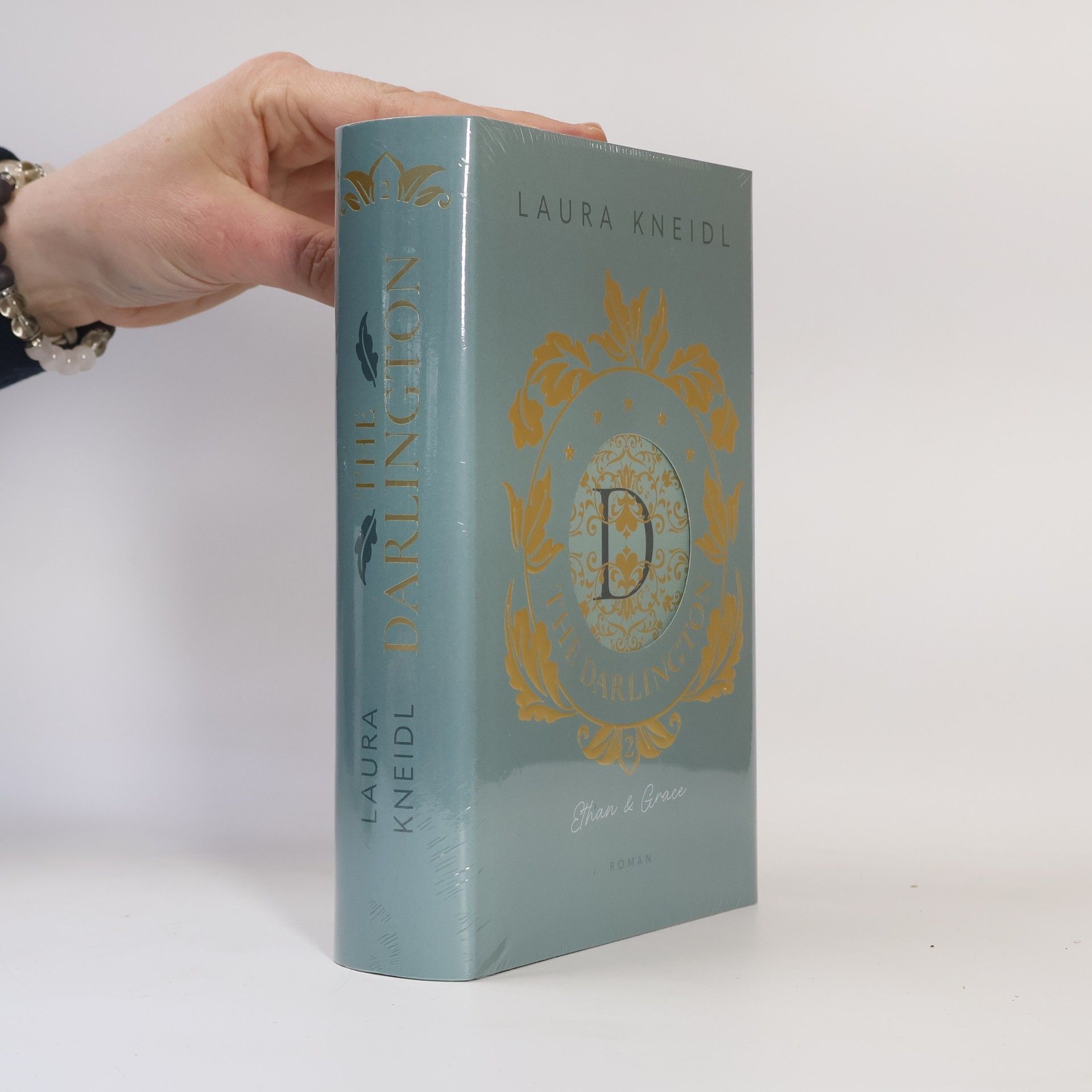 Laura Kneidl The Darlington 2. Ethan & Grace