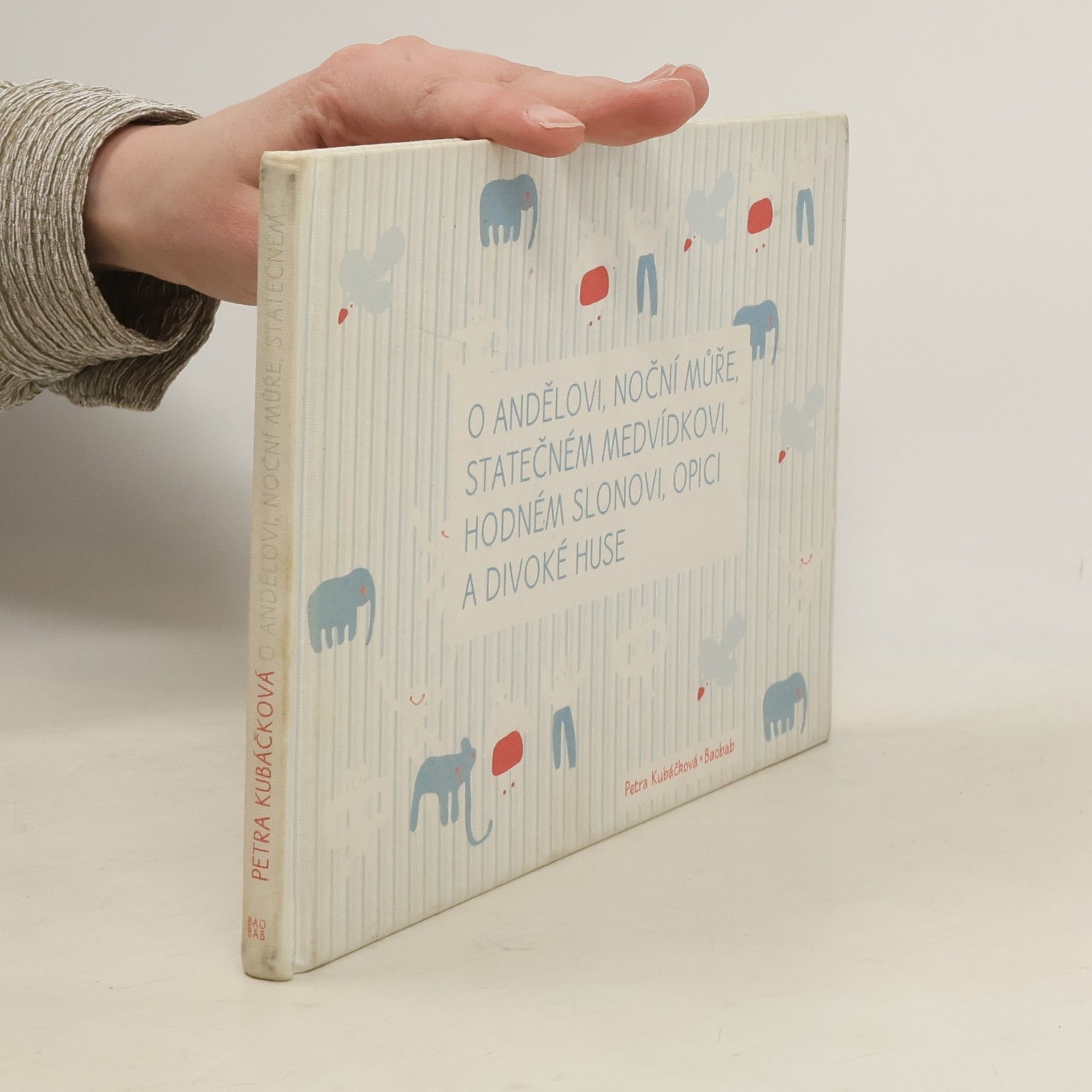 O andělovi, noční můře, statečném medvídkovi, hodném slonovi, opici a divoké huse