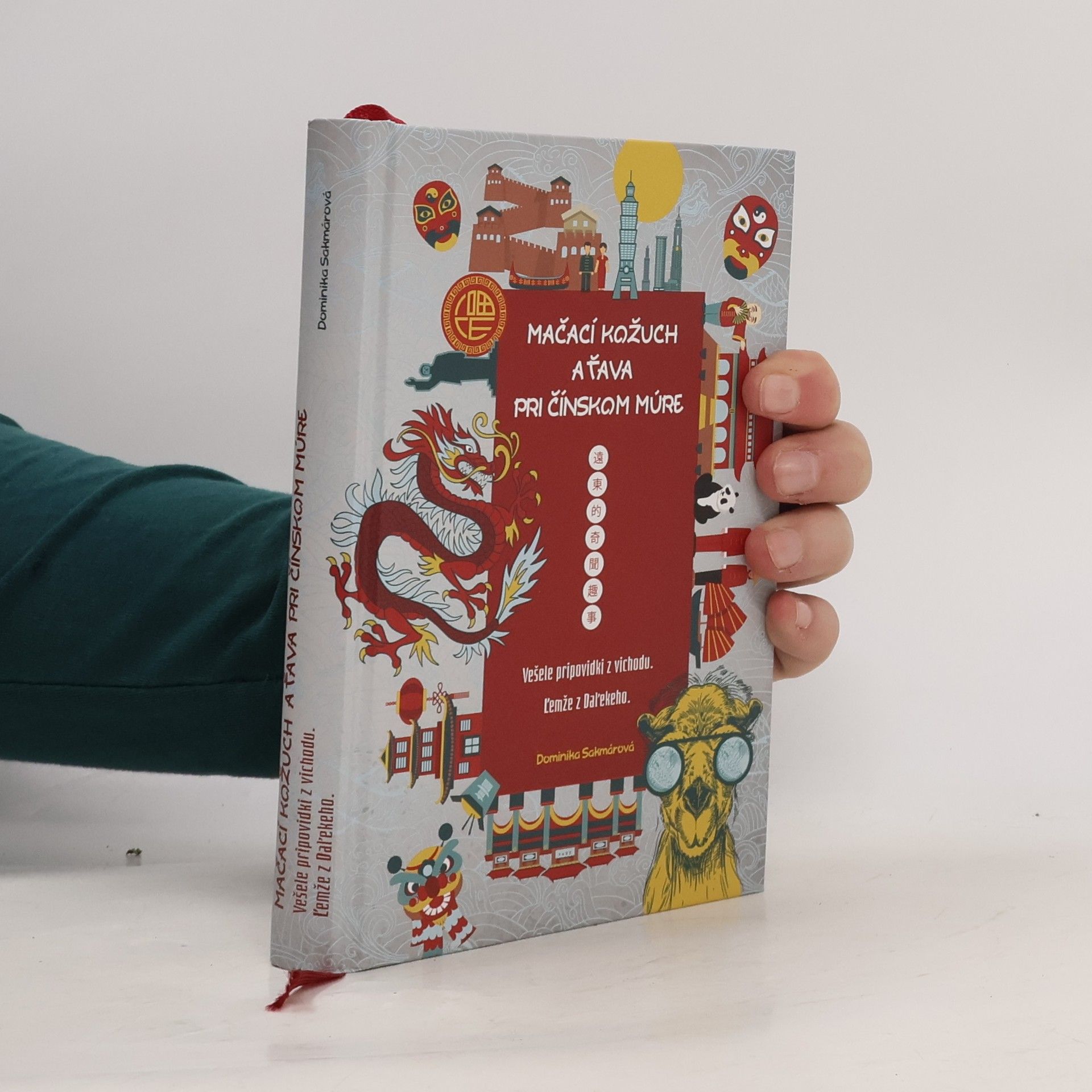 Dominika Sakmárová Mačací kožuch a ťava pri Čínskom múre