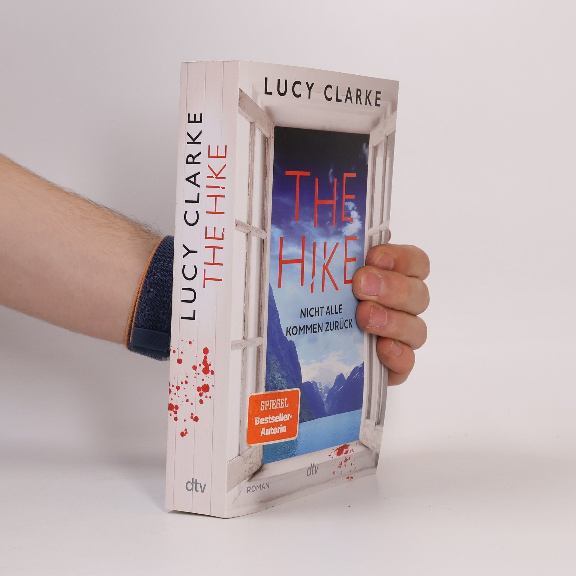 Lucy Clarke The Hike