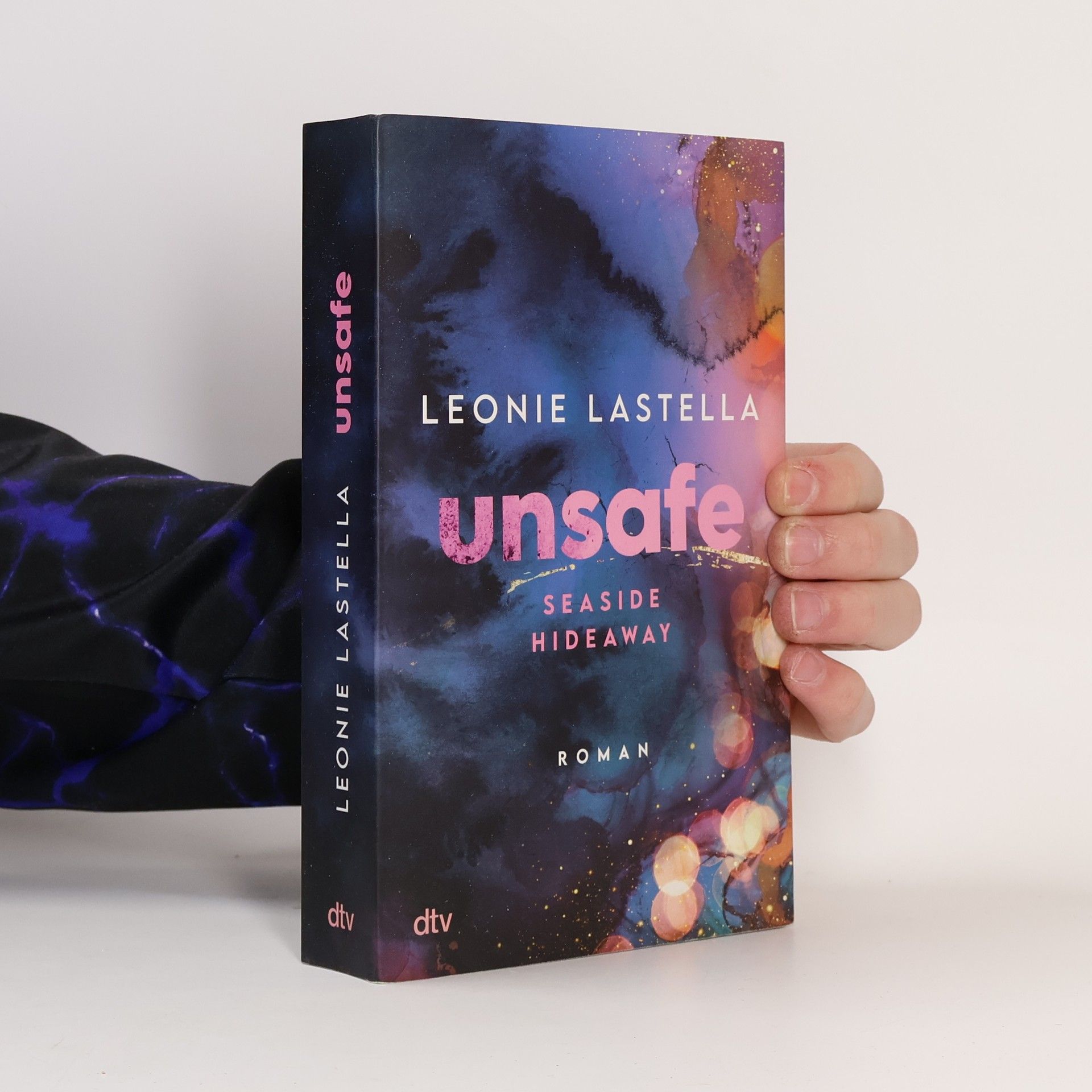 Leonie Lastella Seaside Hideaway – Unsafe