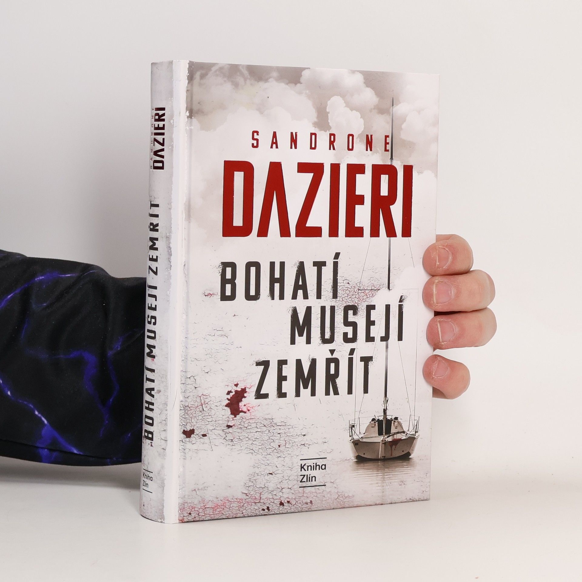 Sandrone Dazieri Bohatí musejí zemřít