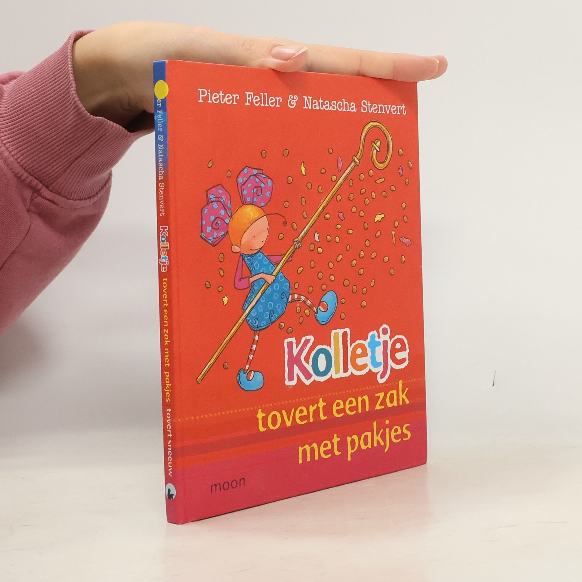 Pieter Feller Kolletje tovert een zak met pakjes