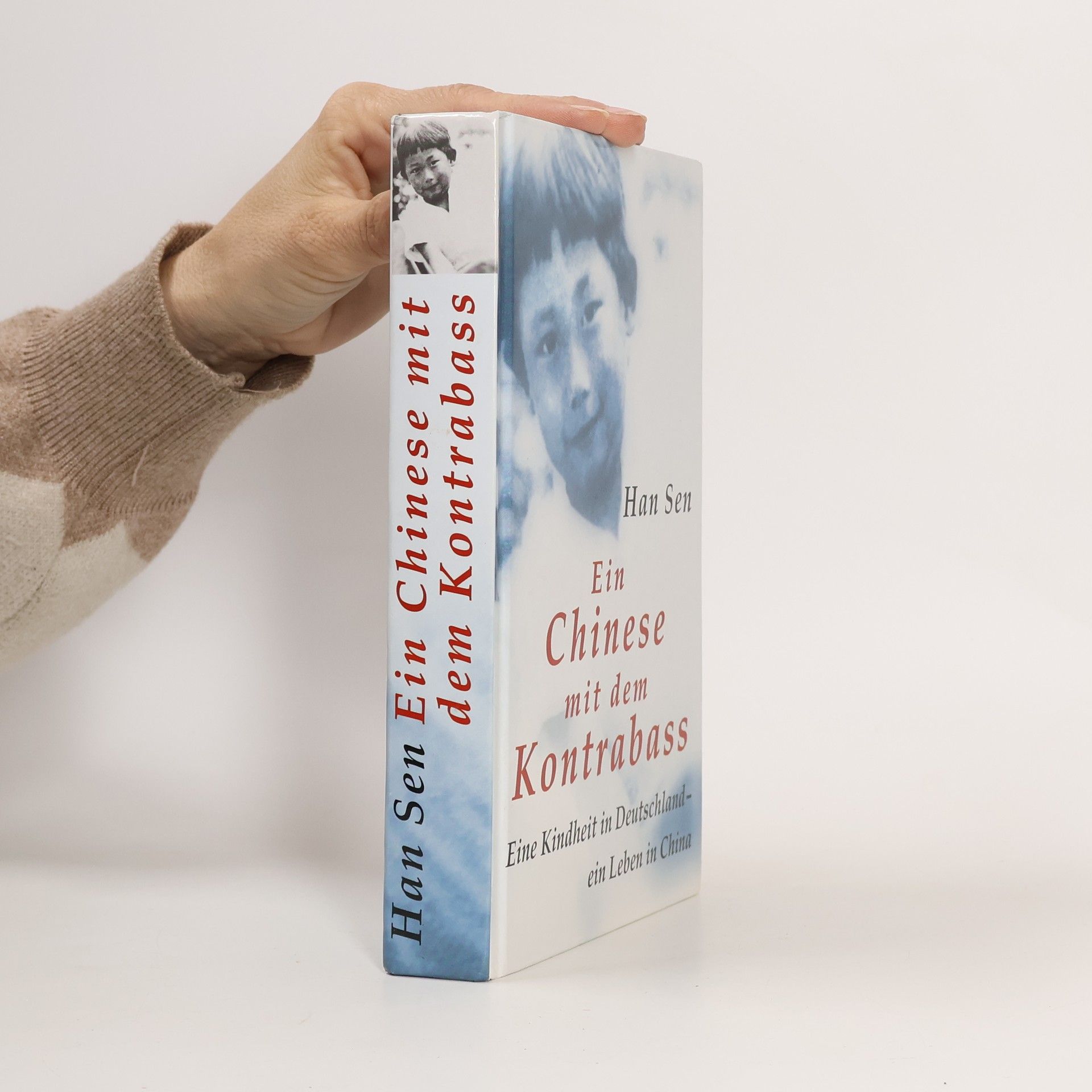 Sen Han Ein Chinese mit dem Kontrabass