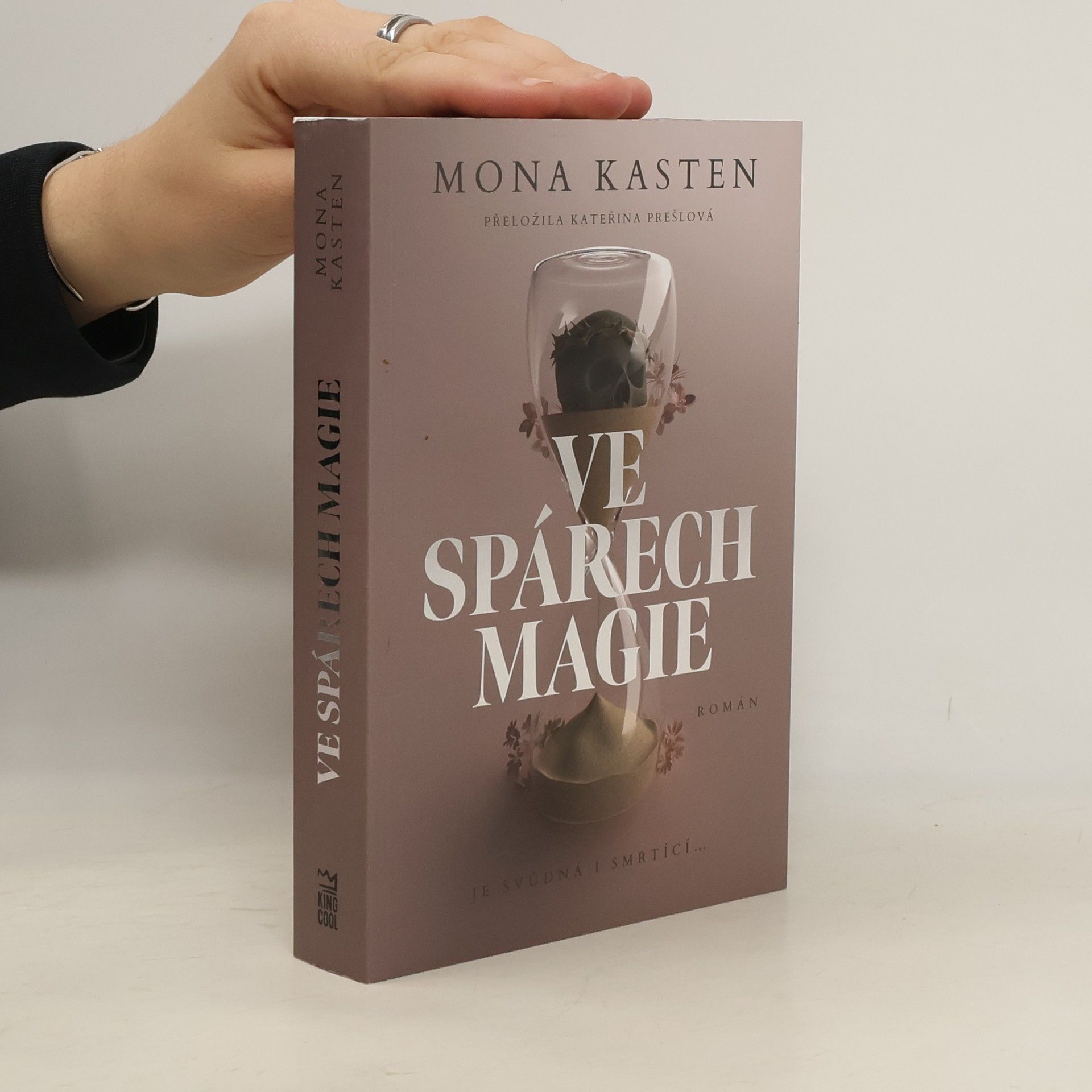 Mona Kasten Ve spárech magie