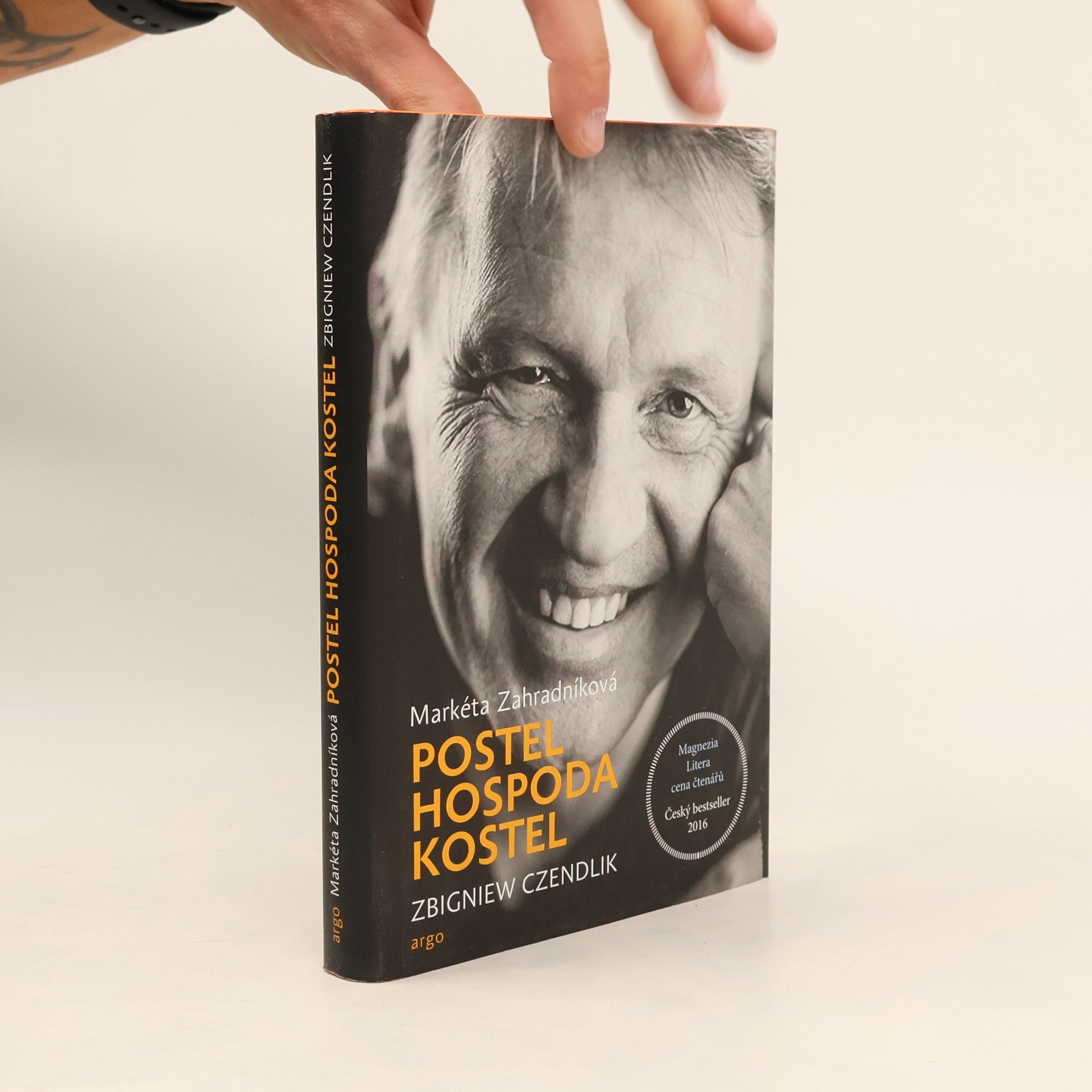 Zbigniew Czendlik Postel, hospoda, kostel