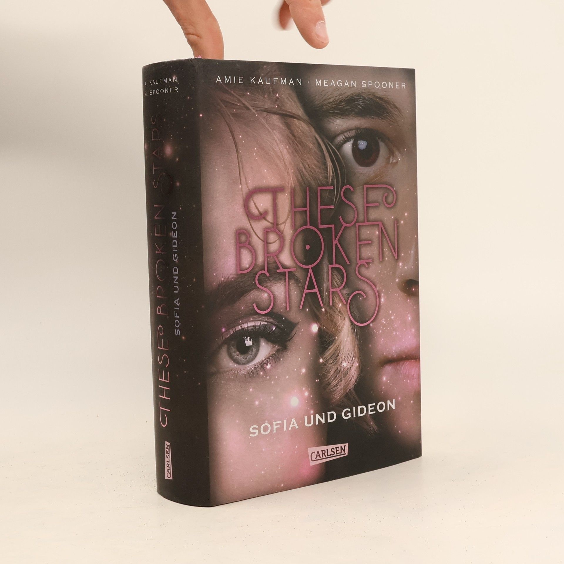 Amie Kaufman These Broken Stars. Sofia und Gideon