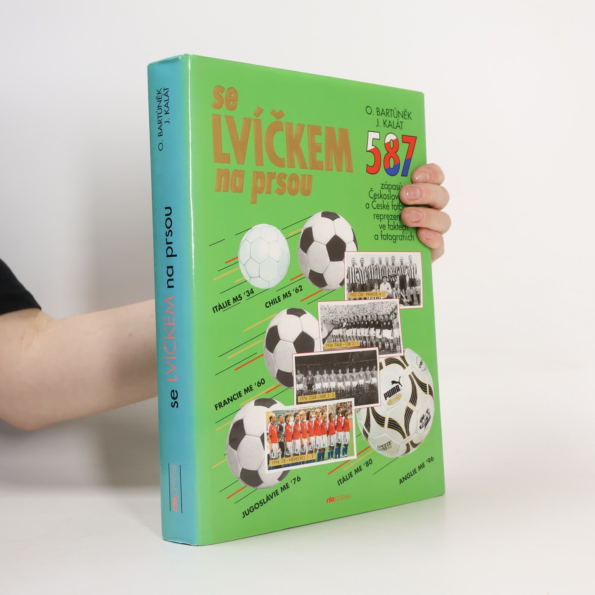 Se lvíčkem na prsou