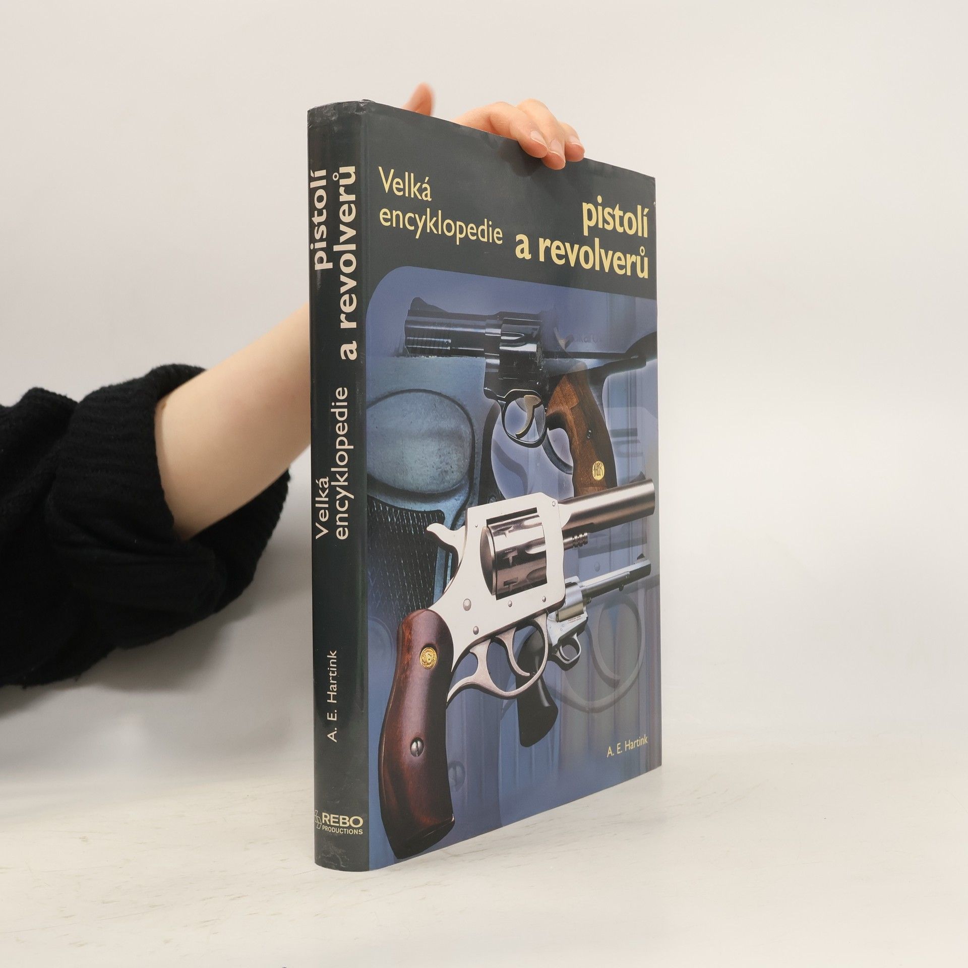 A. E. Hartink Velká encyklopedie pistolí a revolverů