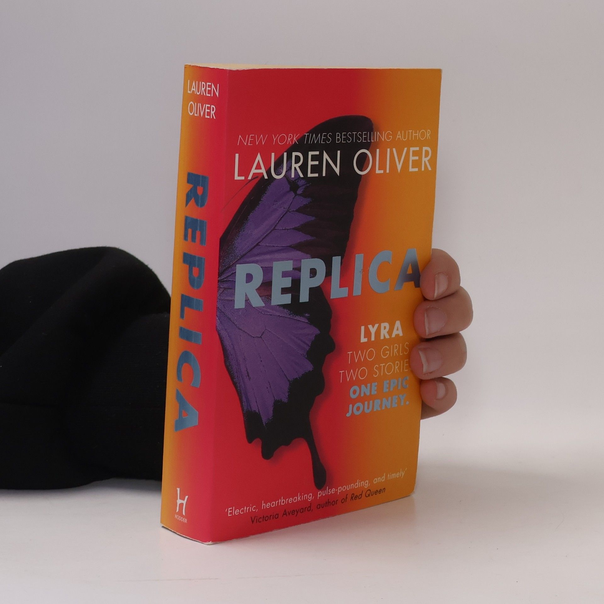 Lauren Oliver Replica