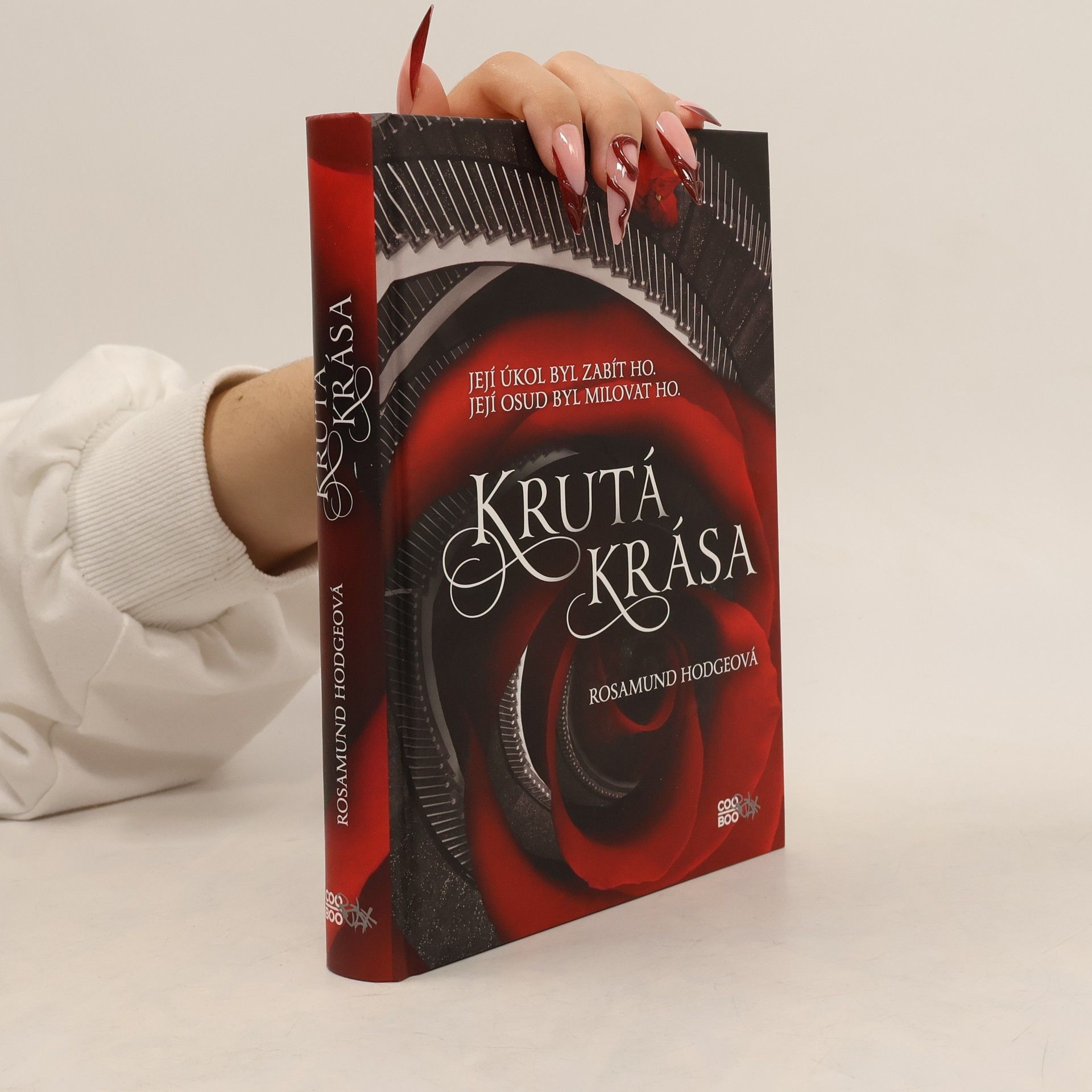 Rosamund Hodge Krutá krása