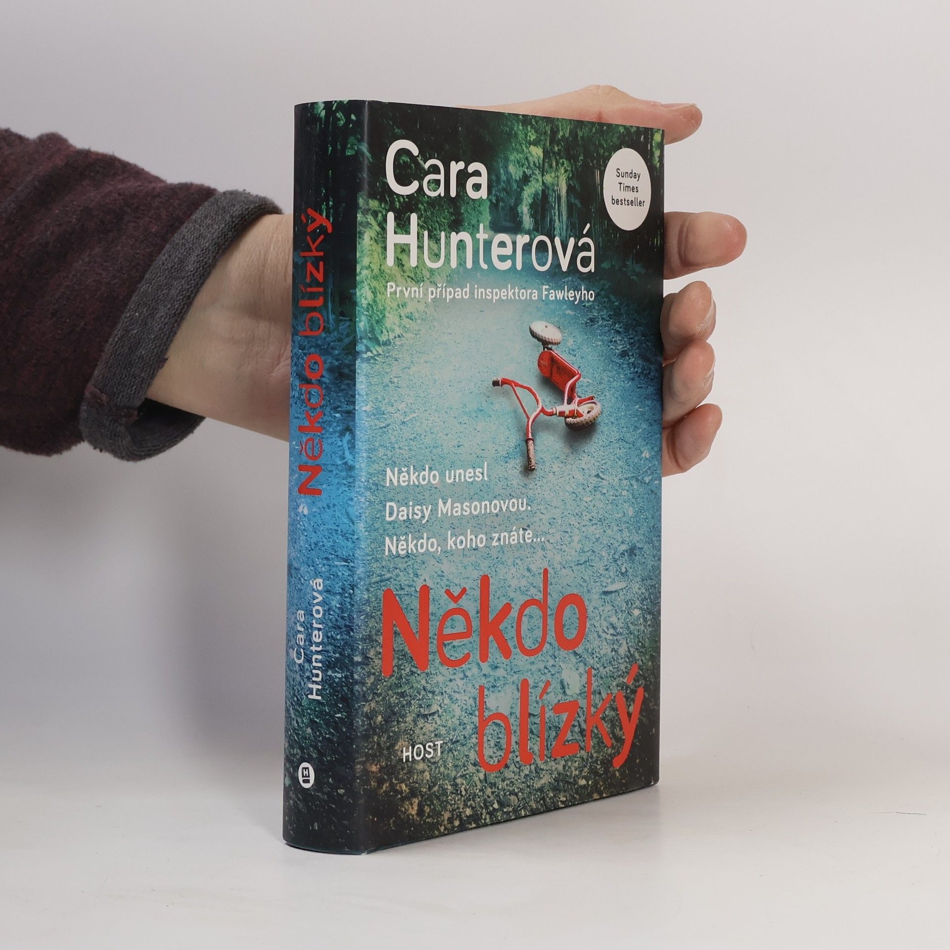 Cara Hunter Někdo blízký. První případ inspektora Fawleyho