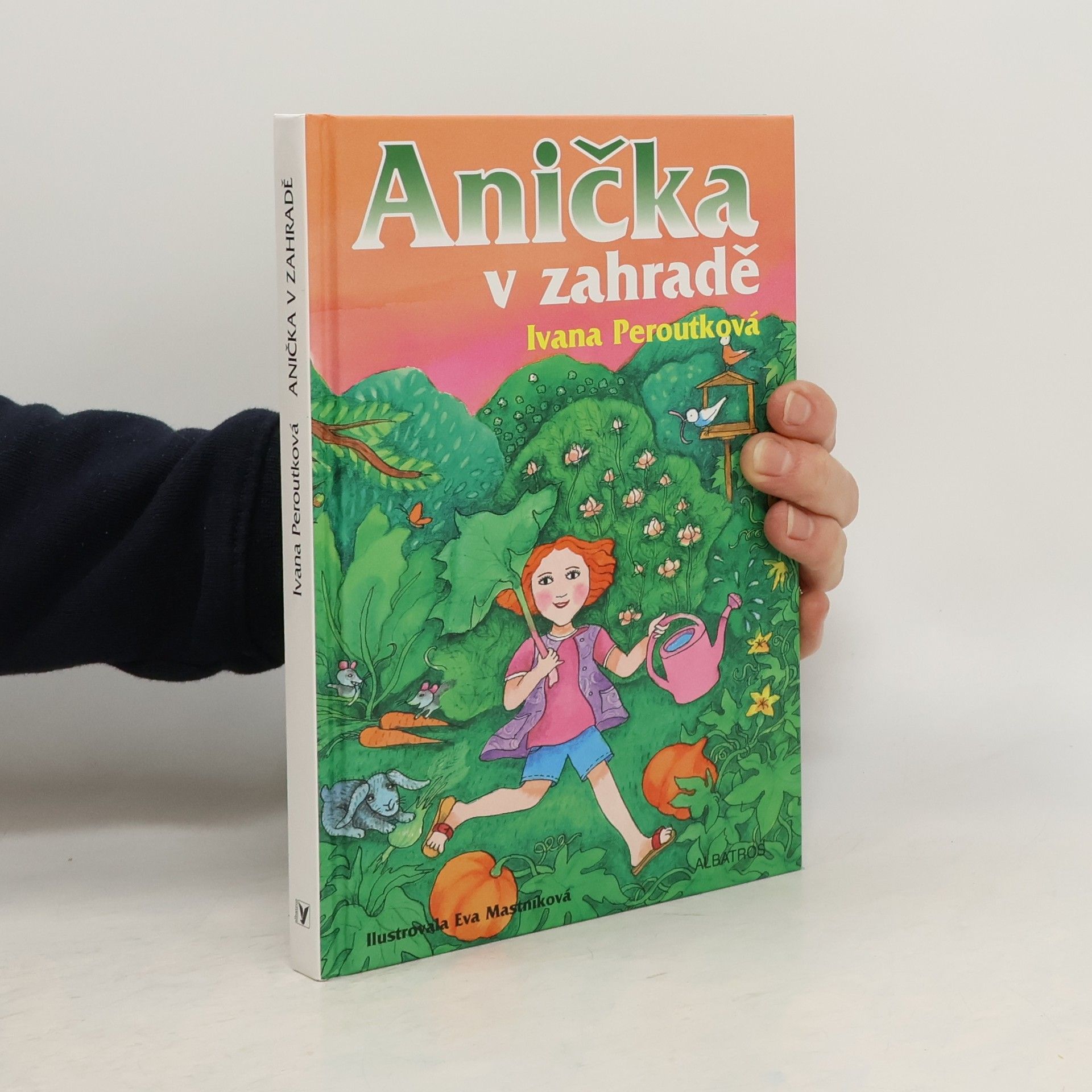 Peroutková Ivana Anička v zahradě