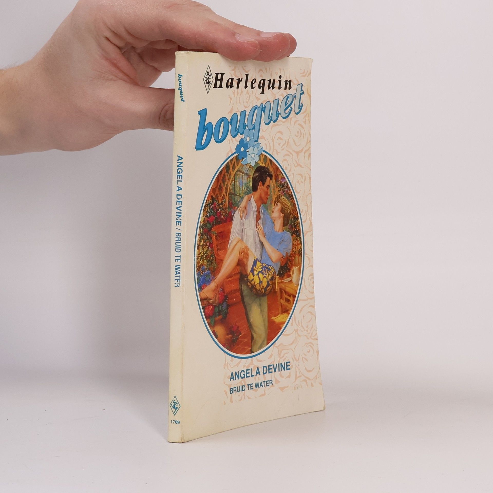 Angela Devine Harlequin Bouquet - 1769: Bruid te water