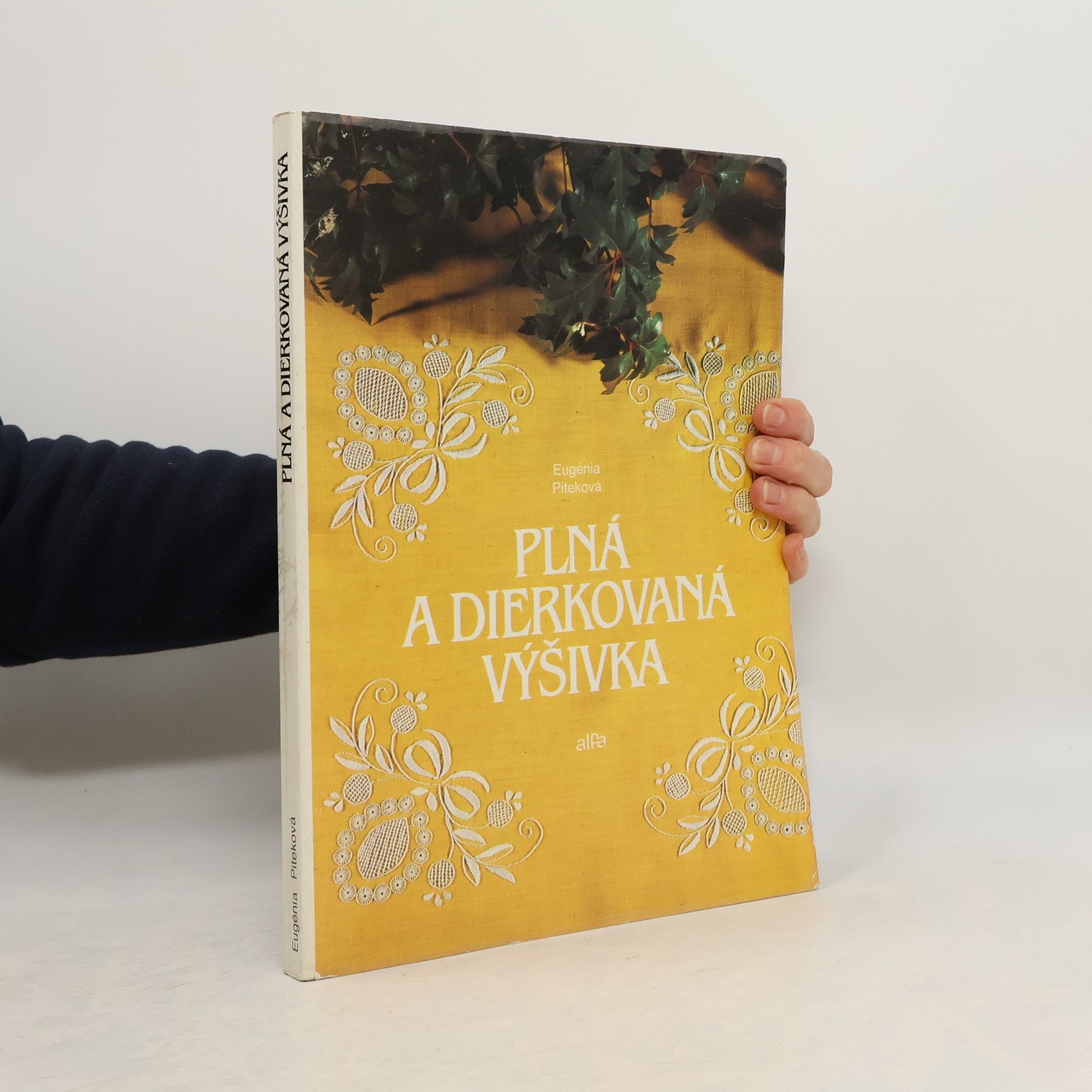 Eugenia Piteková Plná a dierkovaná výšivka