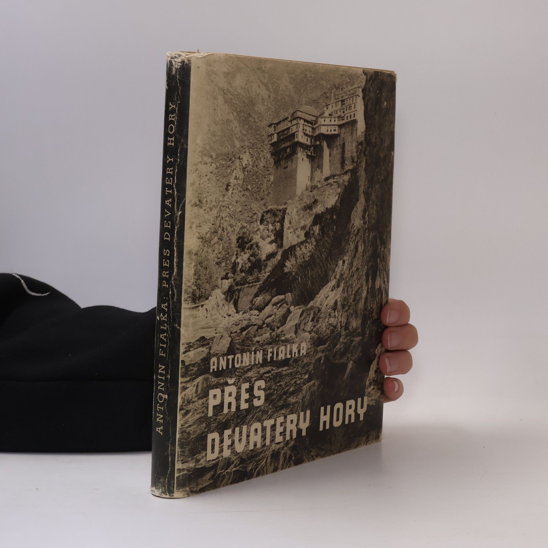 Antonín Fialka Přes devatery hory