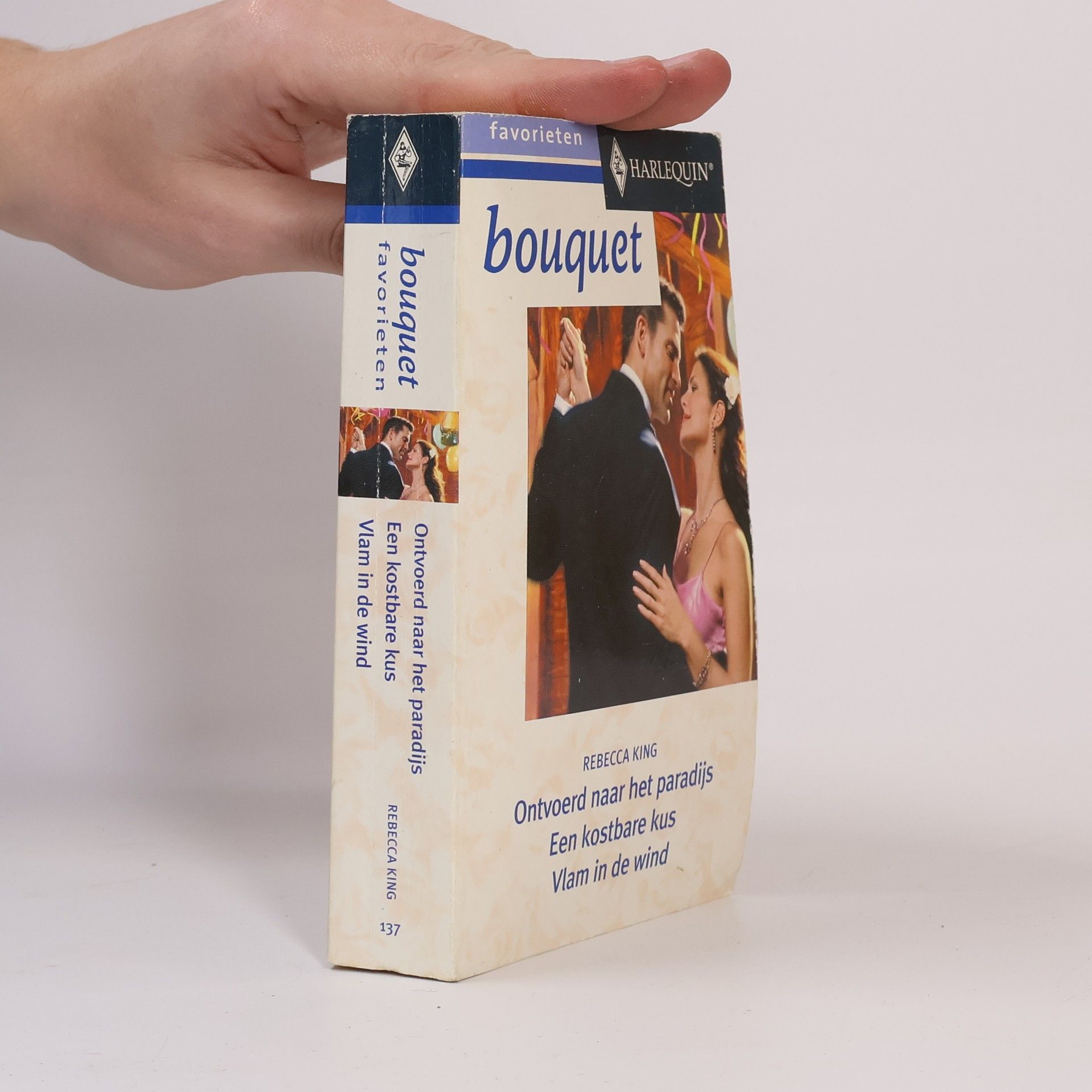 Ontvoerd naar het paradijs / Een kostbare kus / Vlam in de wind